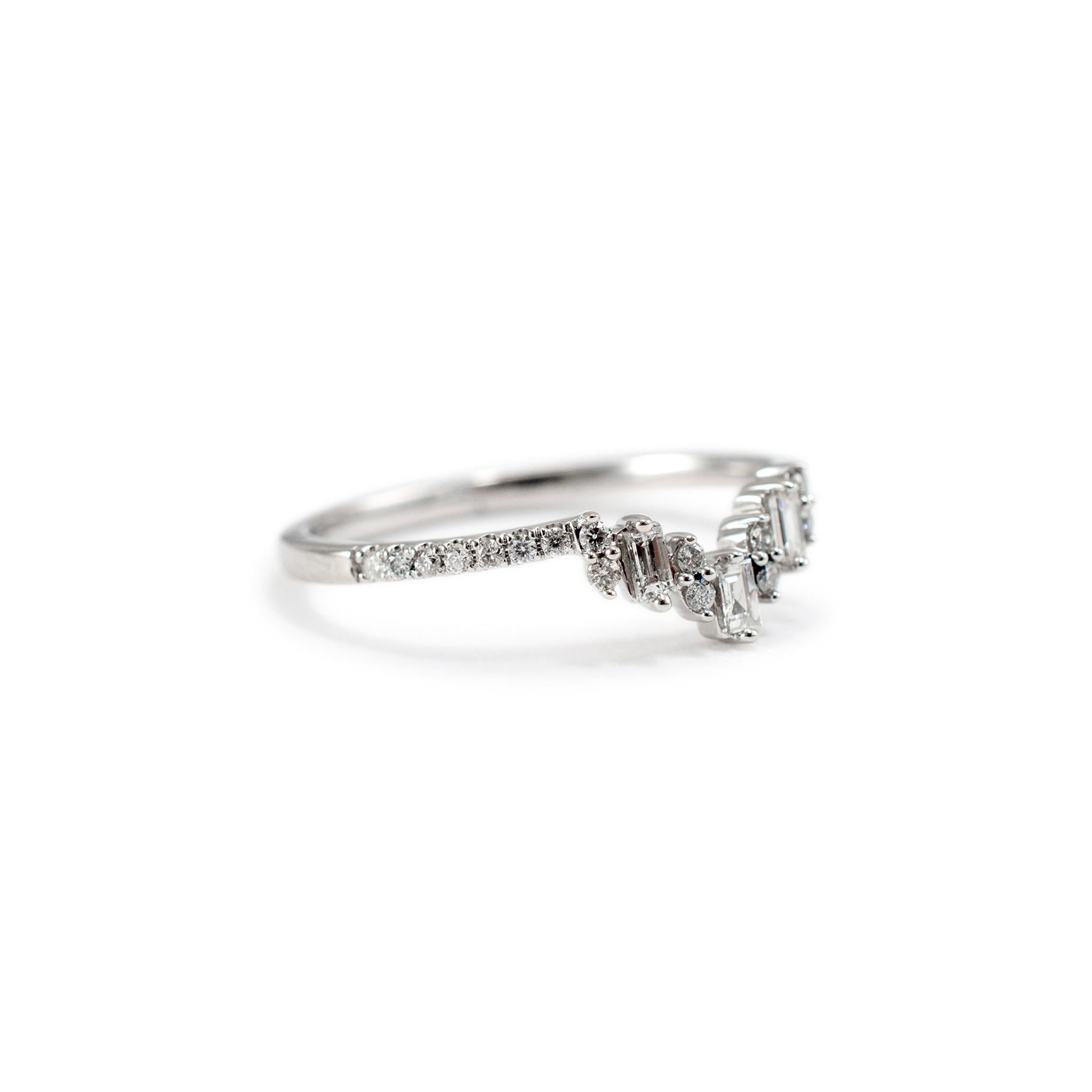 14 Karat Weißgold Chevron Ehering mit Baguette- und rundem Diamanten (Baguetteschliff)