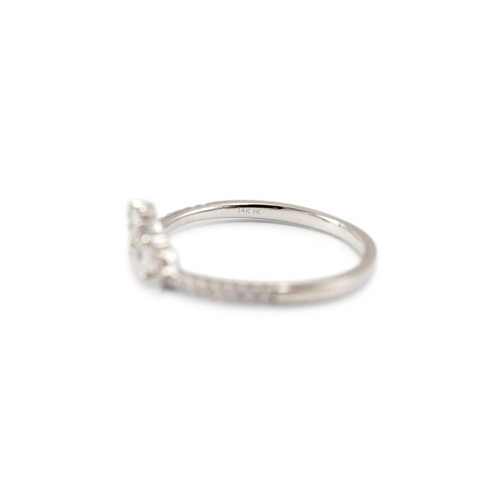 14 Karat Weißgold Chevron Ehering mit Baguette- und rundem Diamanten Damen
