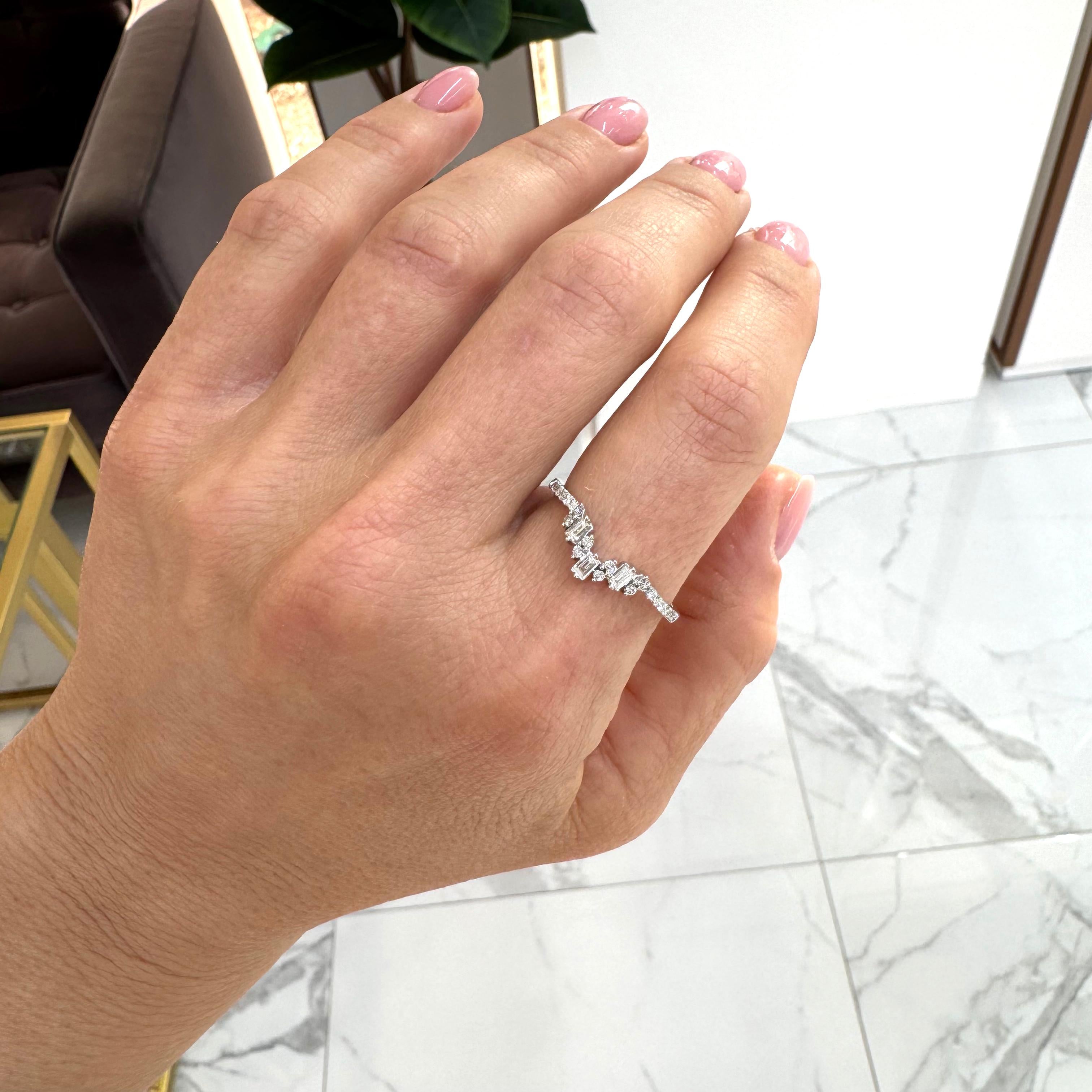 14 Karat Weißgold Chevron Ehering mit Baguette- und rundem Diamanten 1