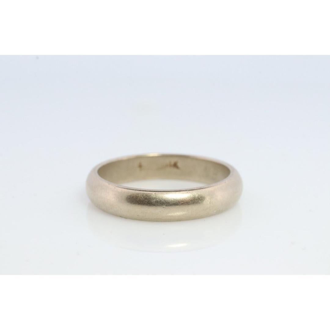Vintage By aus den 1960er Jahren
Größe: 10 1/2 US
MATERIALIEN: Gold
Bandfarbe: Silber
Einstellbar

Stil: Art deco

Hochwertiges Band. Weißgold Rundes Hochzeitsband. 14k Weißgold. Sehr angenehm zu tragen.

Zustand: weist kleine Kratzer auf. Keine