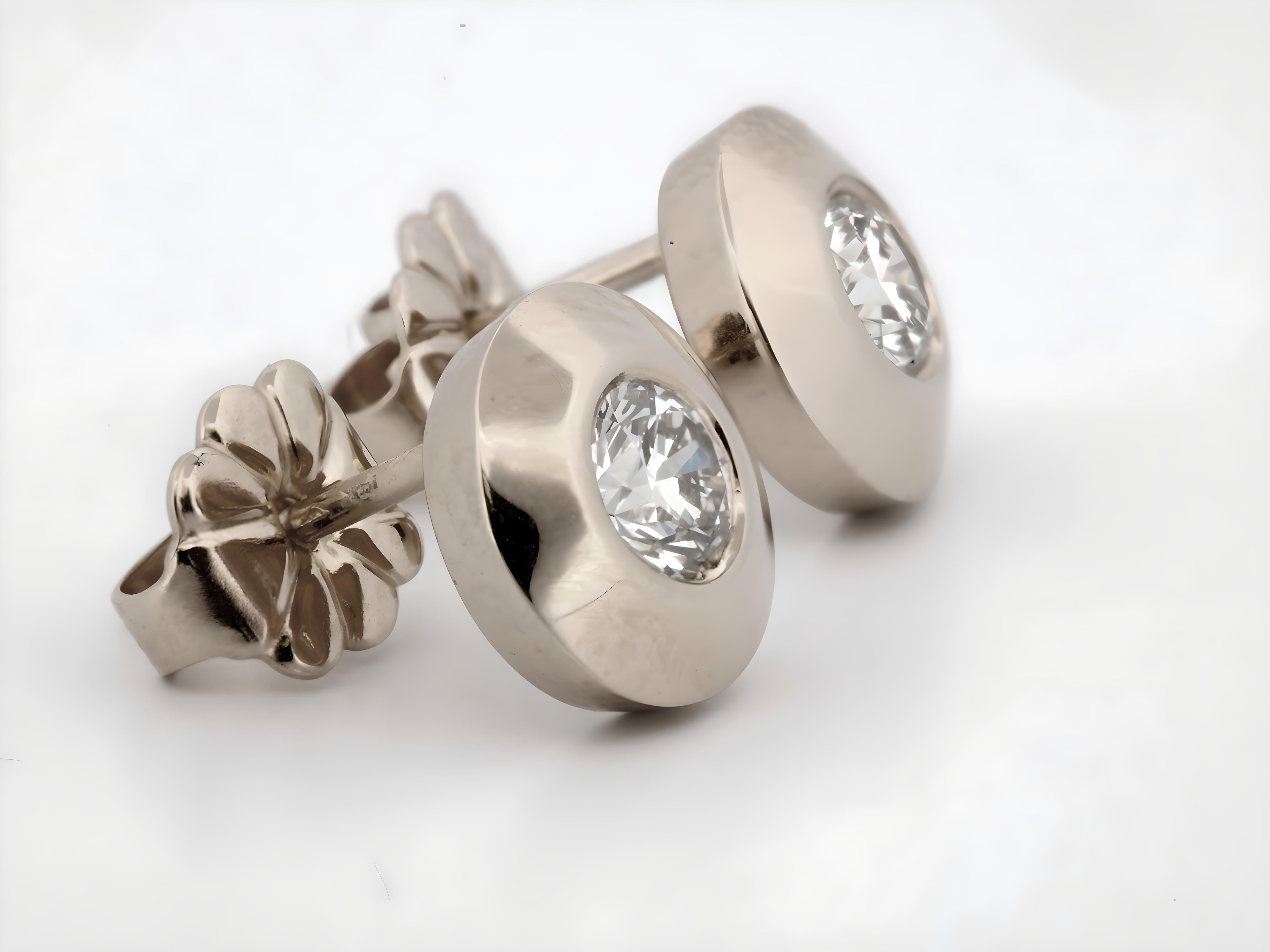 14K White Gold Bevel Wide Bezel Diamond Studs 0.34 ct In New Condition For Sale In New York, NY