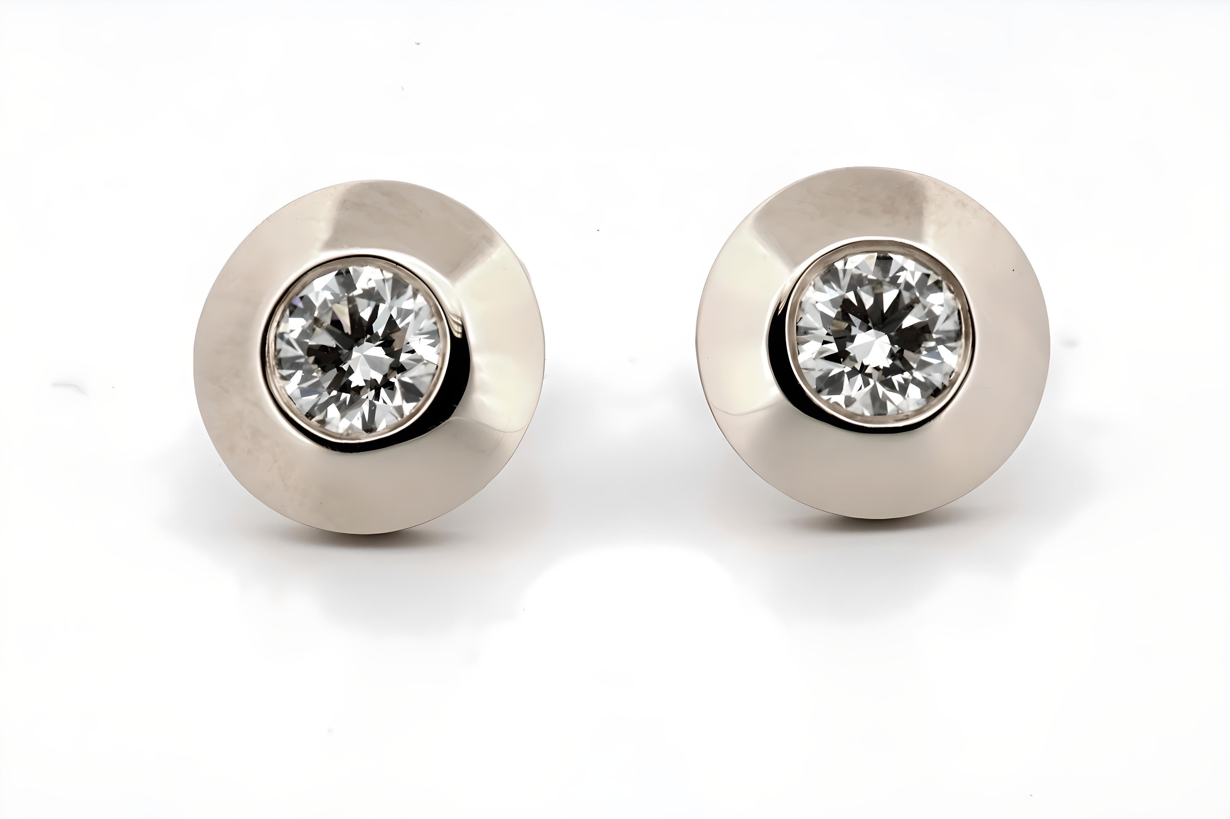 Questi splendidi orecchini sono realizzati in lussuoso oro bianco 14 carati e trasmettono un'eleganza senza tempo, moderna e classica allo stesso tempo. Ogni orecchino è incastonato con un diamante naturale brillante a taglio rotondo, per un totale