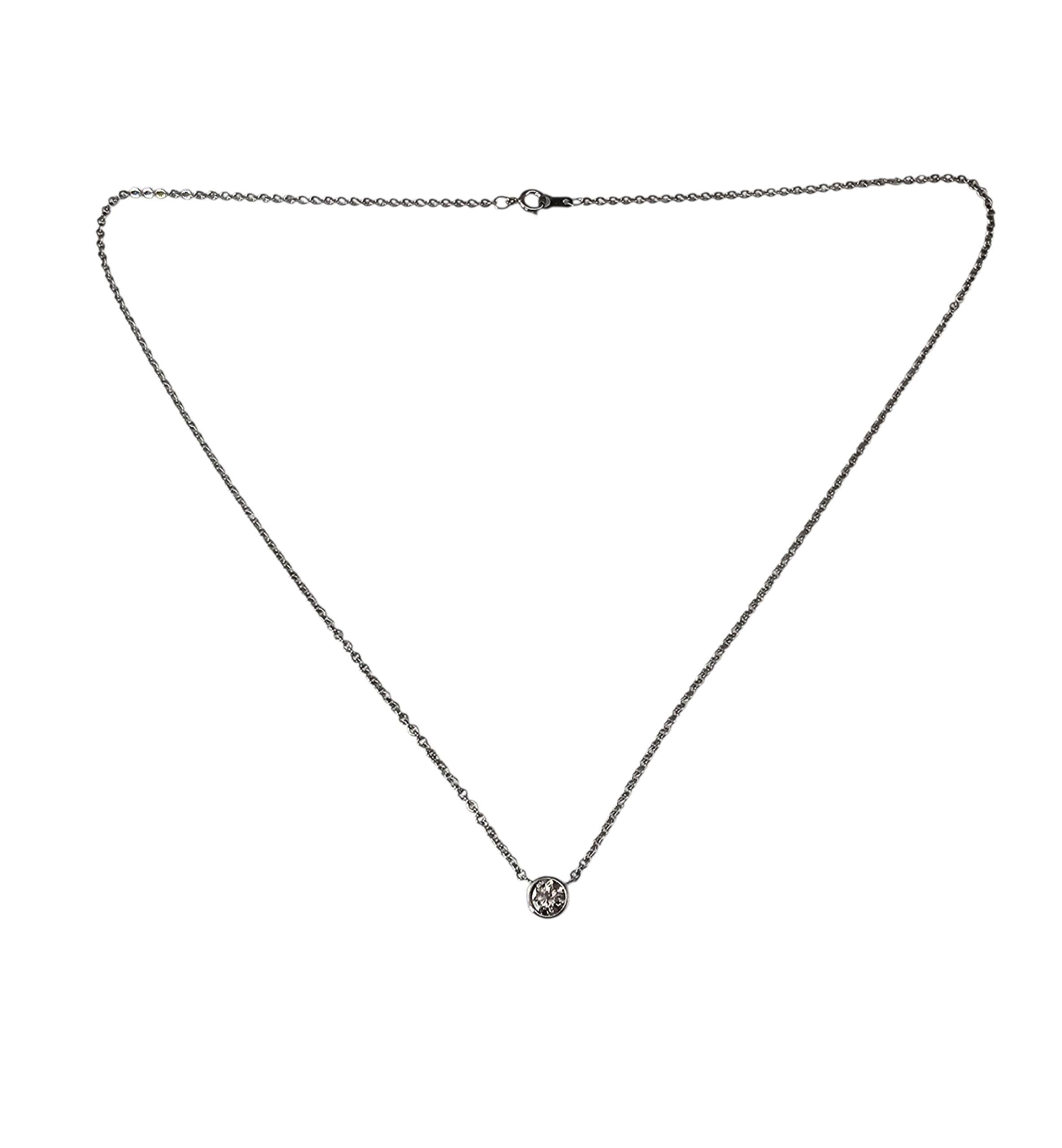 Collana con solitario di diamanti incastonati in oro bianco 14K.

Essenziale e senza tempo, questa elegante collana in oro bianco 14K presenta un singolo diamante rotondo taglio brillante in una montatura liscia. Il design minimalista permette al