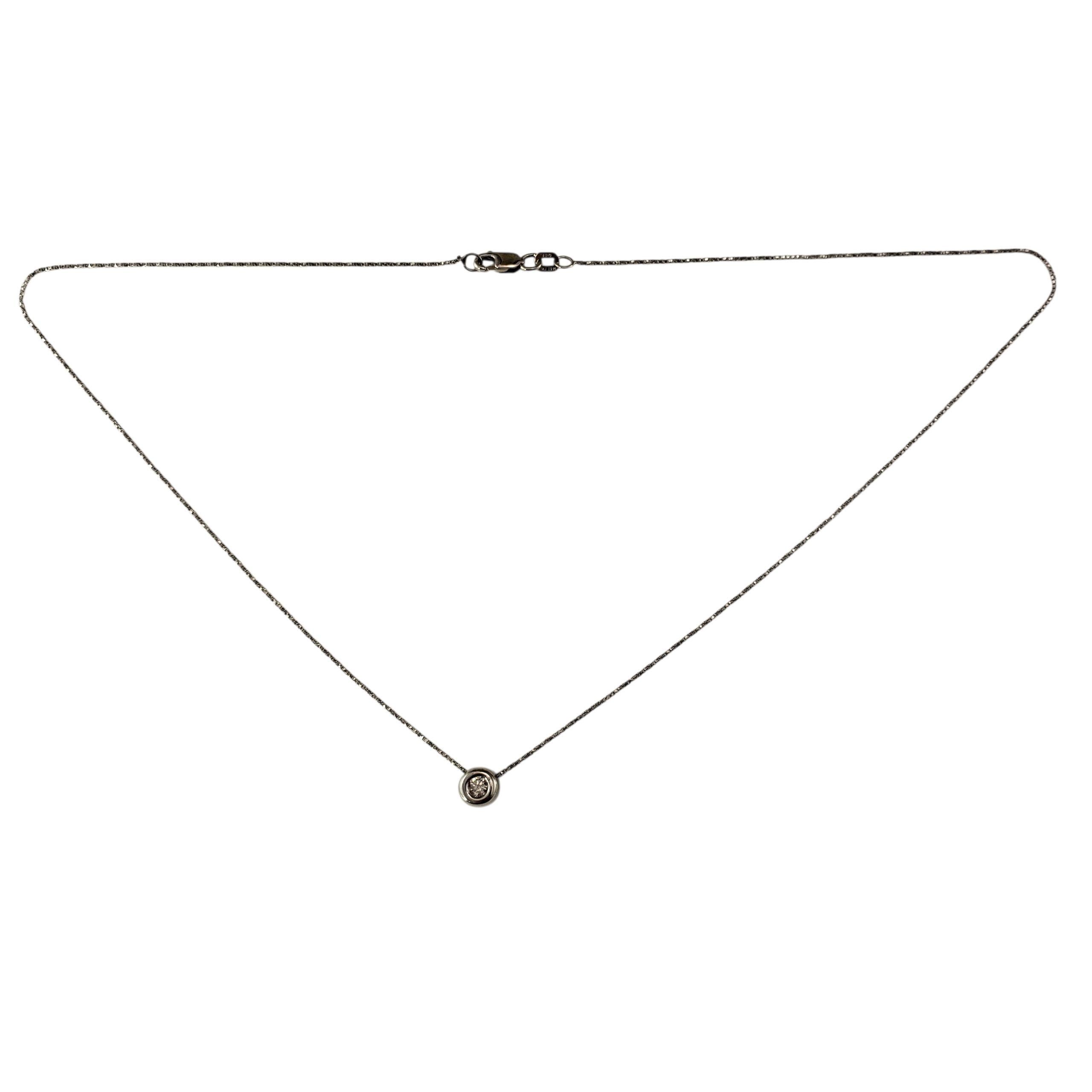 Collier à pendentif solitaire en or blanc 14K serti d'un chaton en diamant -

Classique et discret, ce collier étincelant en or blanc 14 carats est orné d'un diamant rond de taille brillant serti dans un chaton classique. Un essentiel raffiné qui se