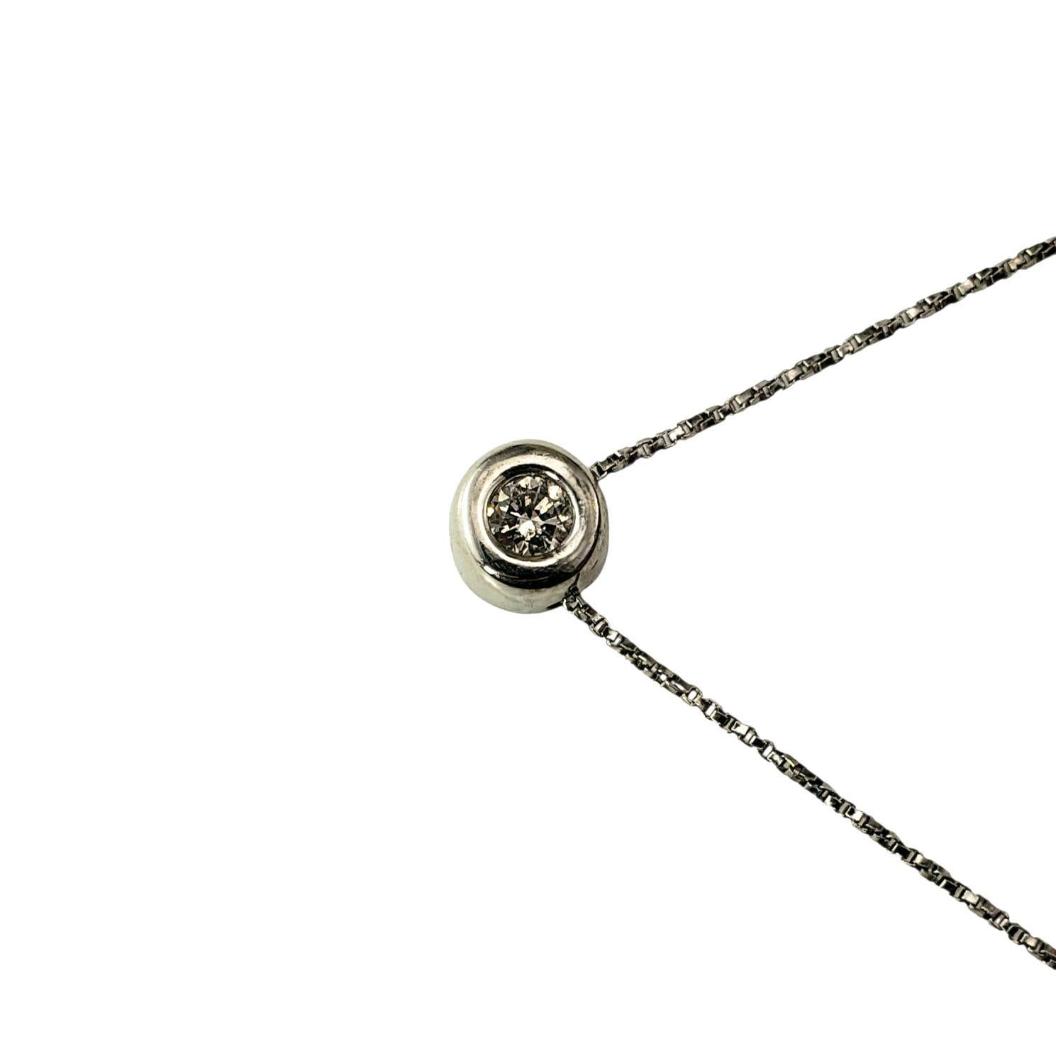 Contemporain Collier à pendentif solitaire en or blanc 14K serti de diamants #23486 en vente