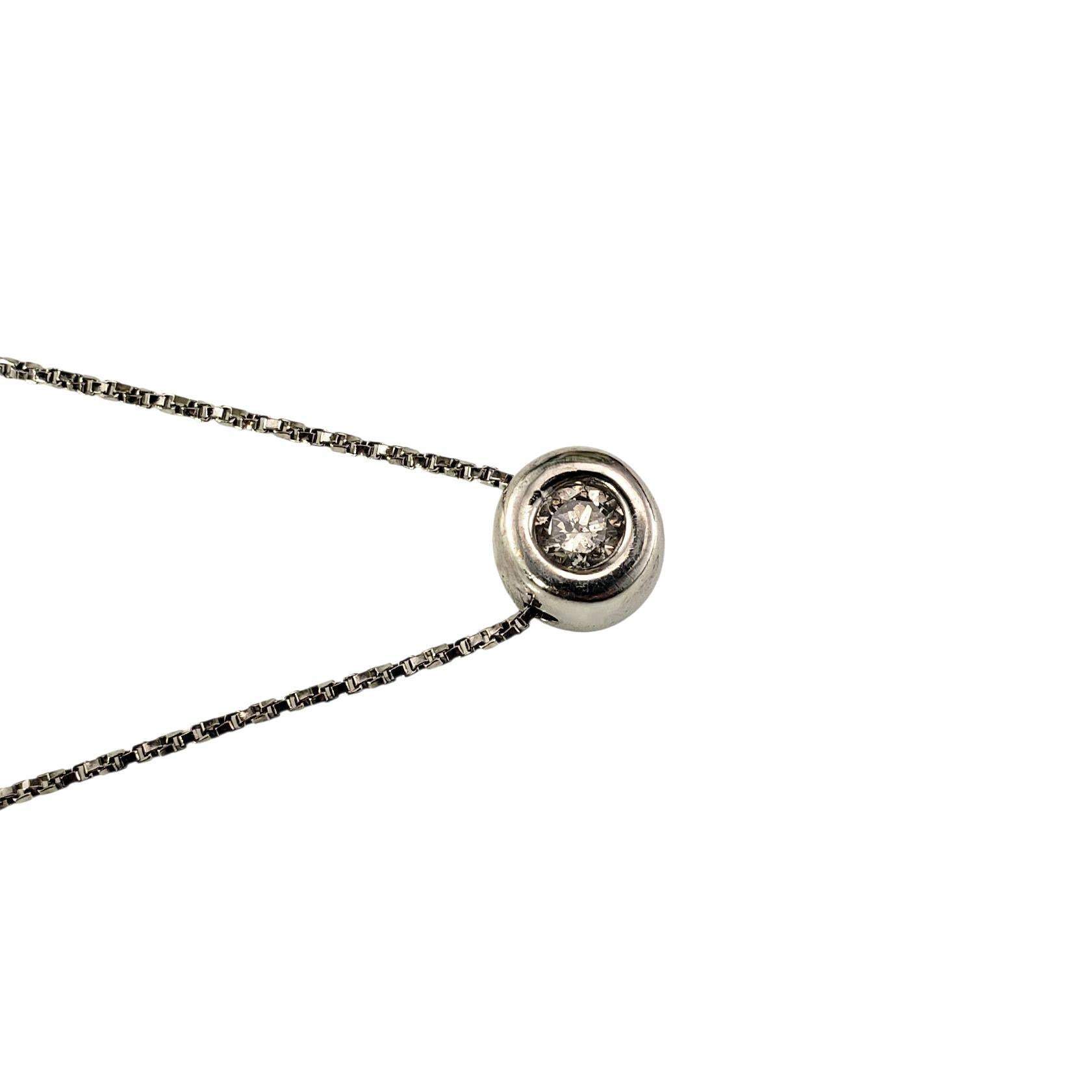 Taille brillant Collier à pendentif solitaire en or blanc 14K serti de diamants #23486 en vente