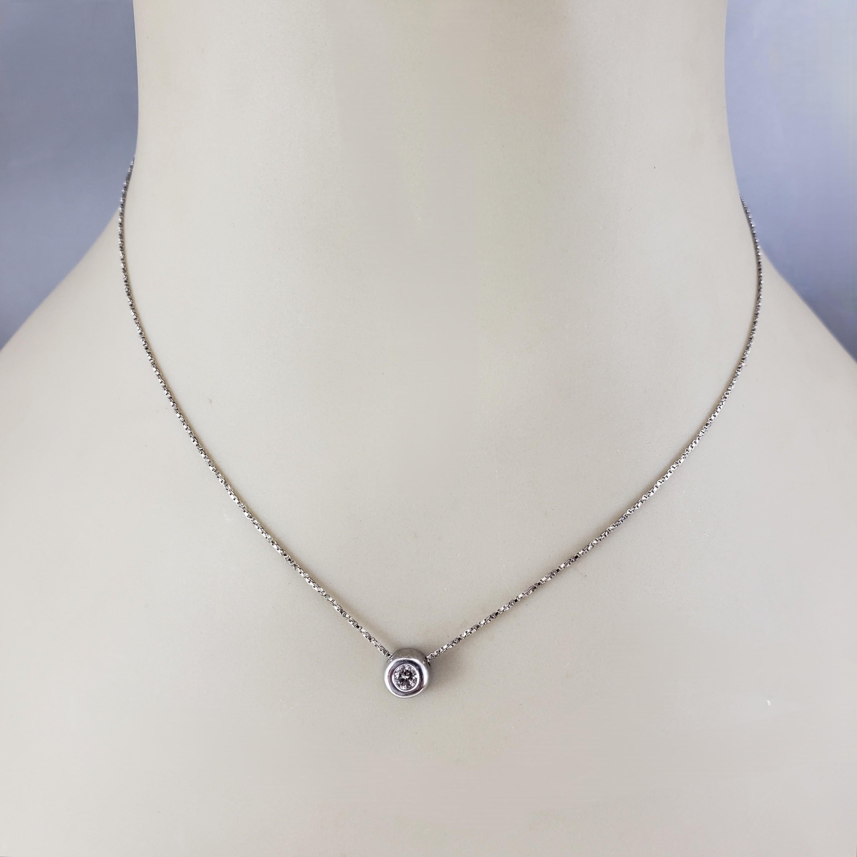 Collier à pendentif solitaire en or blanc 14K serti de diamants #23486 Pour femmes en vente