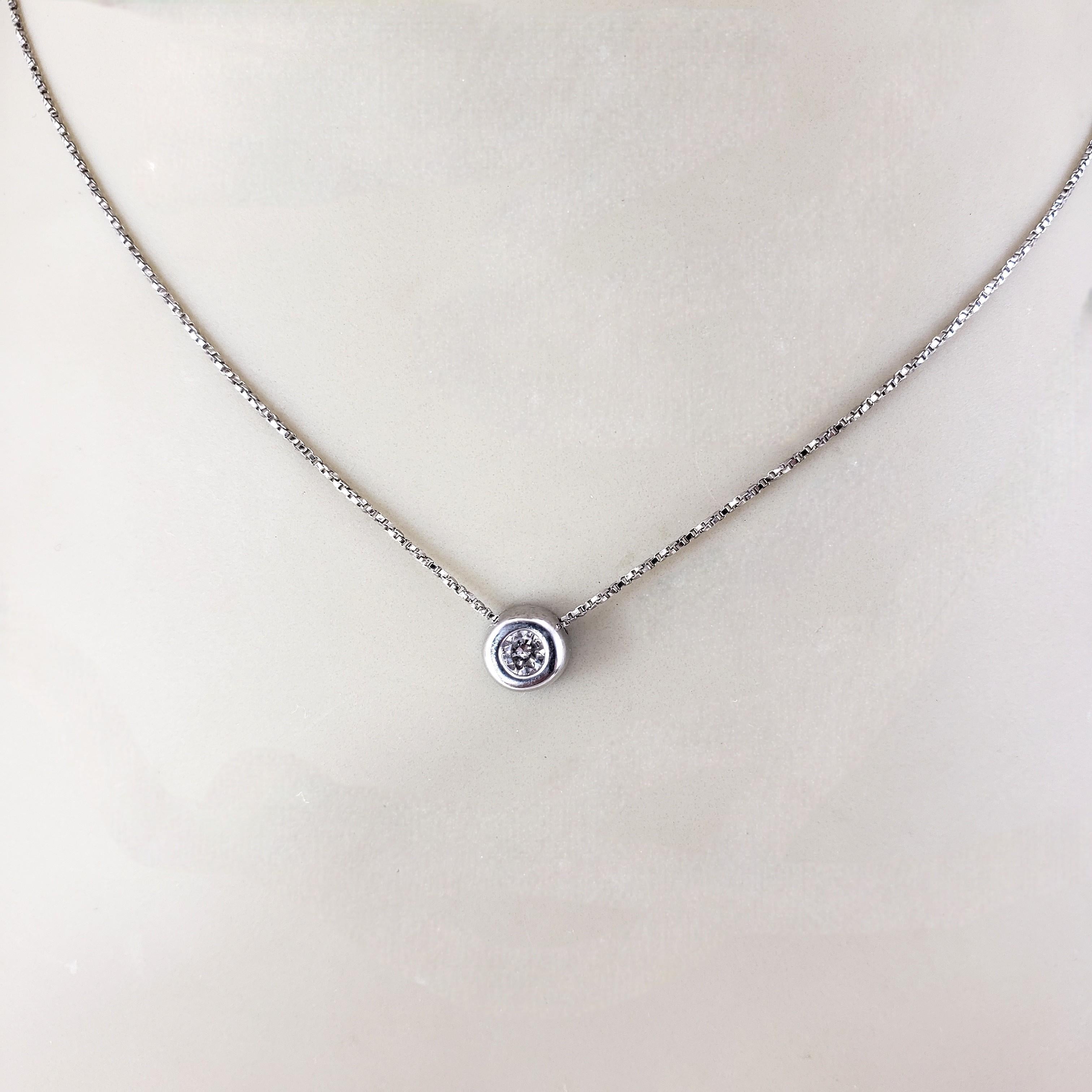 Collier à pendentif solitaire en or blanc 14K serti de diamants #23486 en vente 1