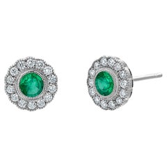 Boucles d'oreilles Halo Millgrain en or blanc 14K serties d'émeraudes et de diamants