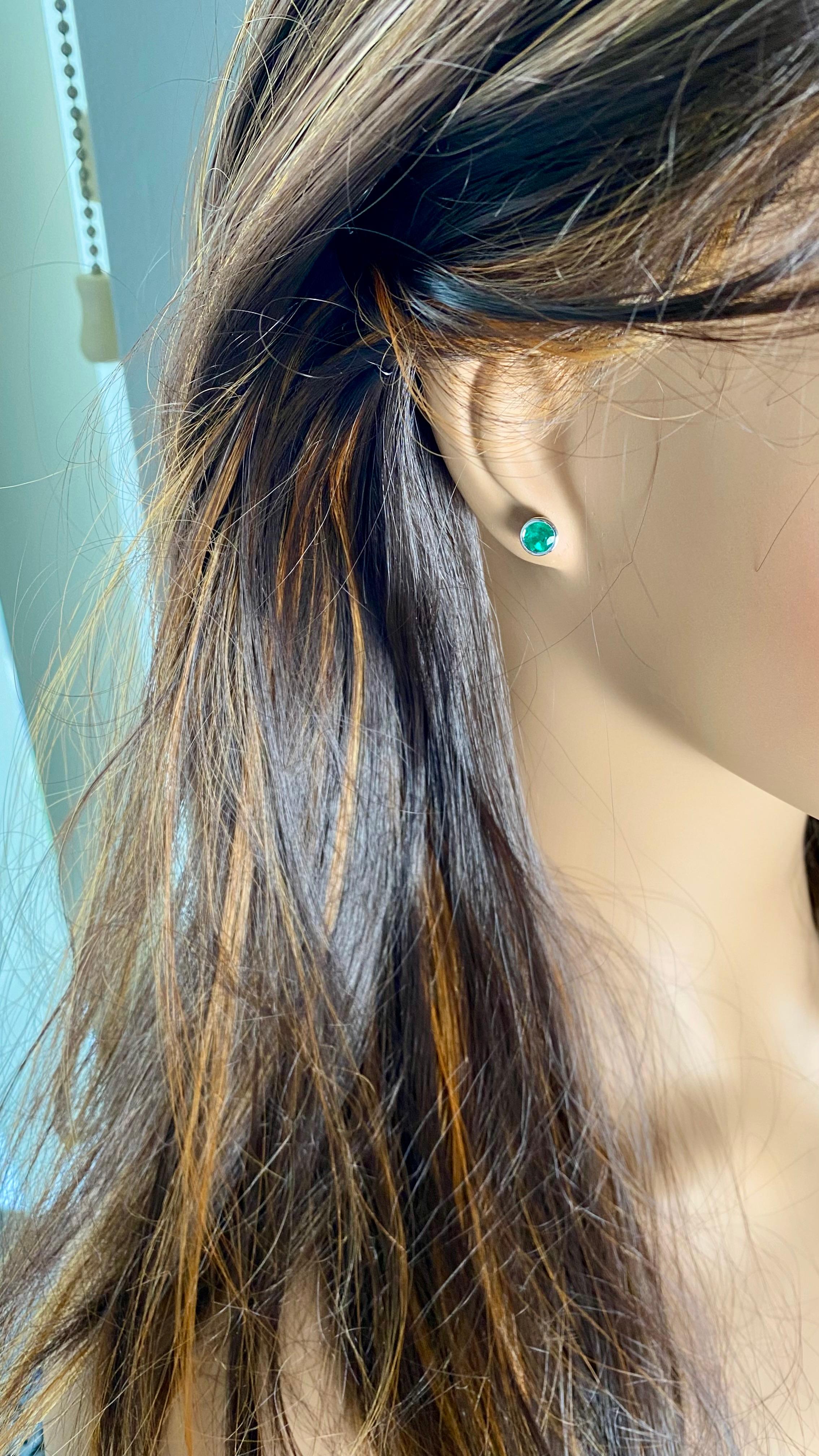 Contemporary 14K White Gold Bezel-Set Round Emerald Earrings 1.15 Carats Screw Back Closure For Sale