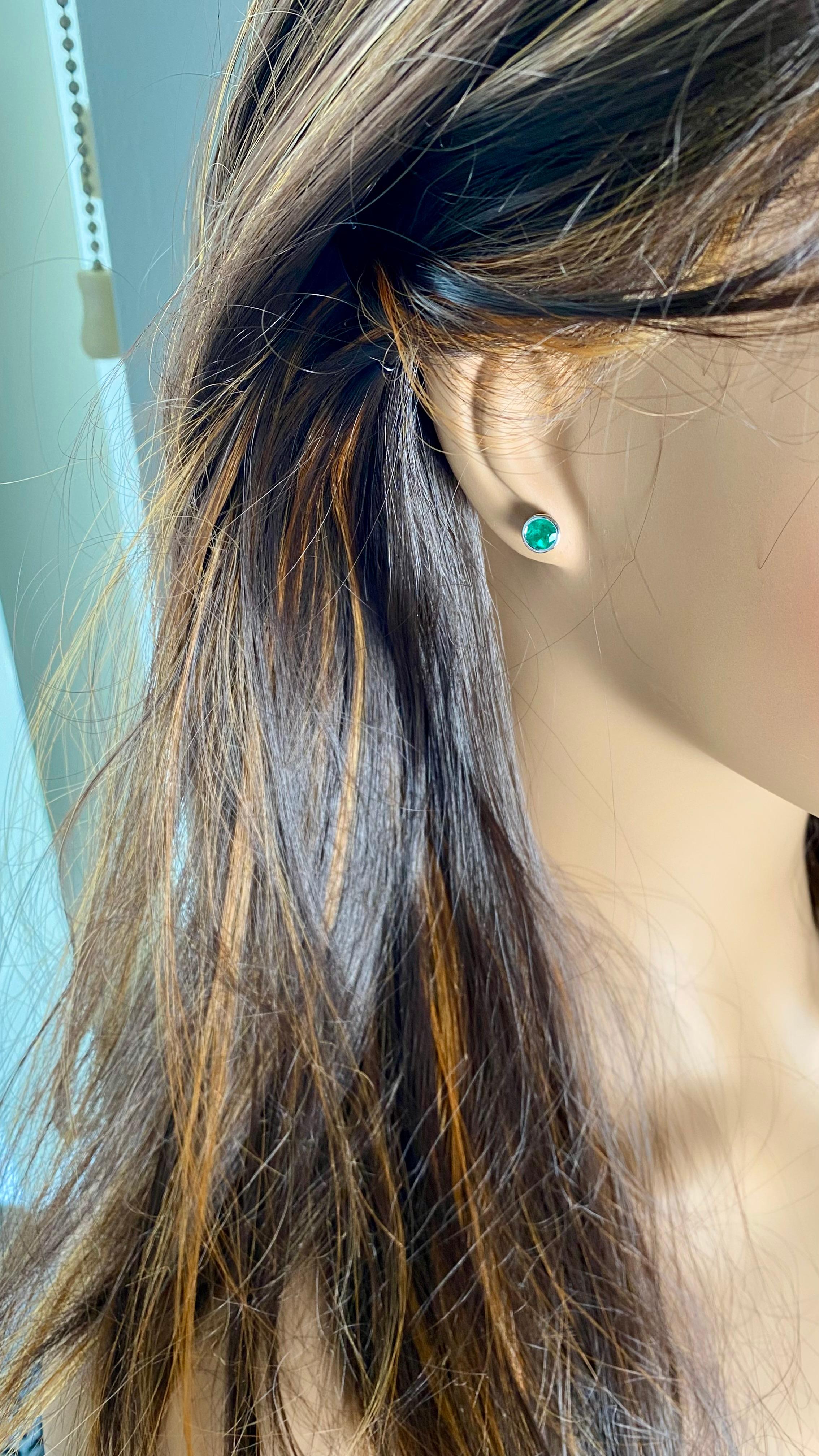 14K White Gold Bezel-Set Round Emerald Earrings 1.15 Carats Screw Back Closure For Sale 3