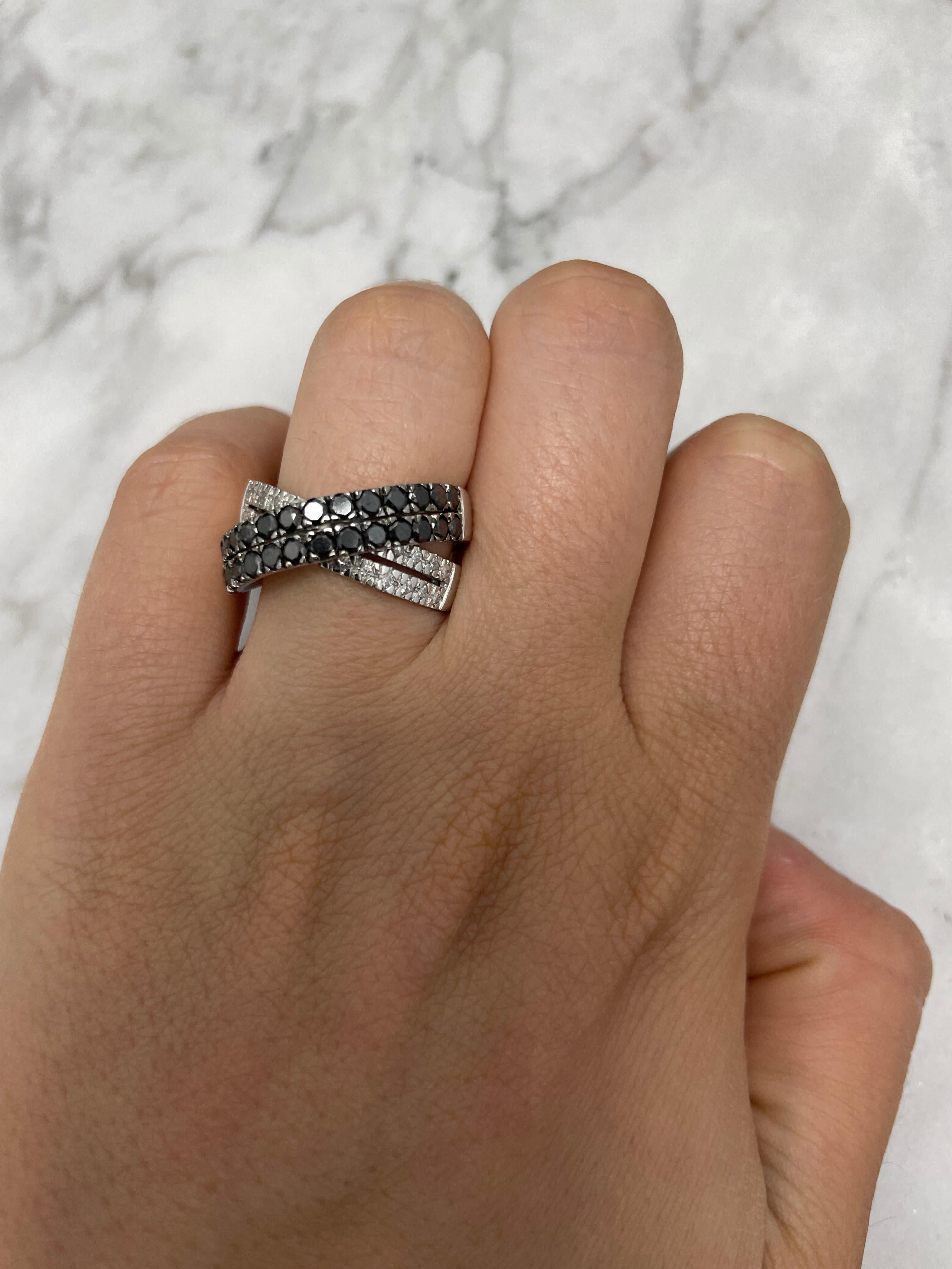 14K Weißgold Schwarzer und weißer Diamant Überlappendes Band

Größe 7

Gramm 5,6