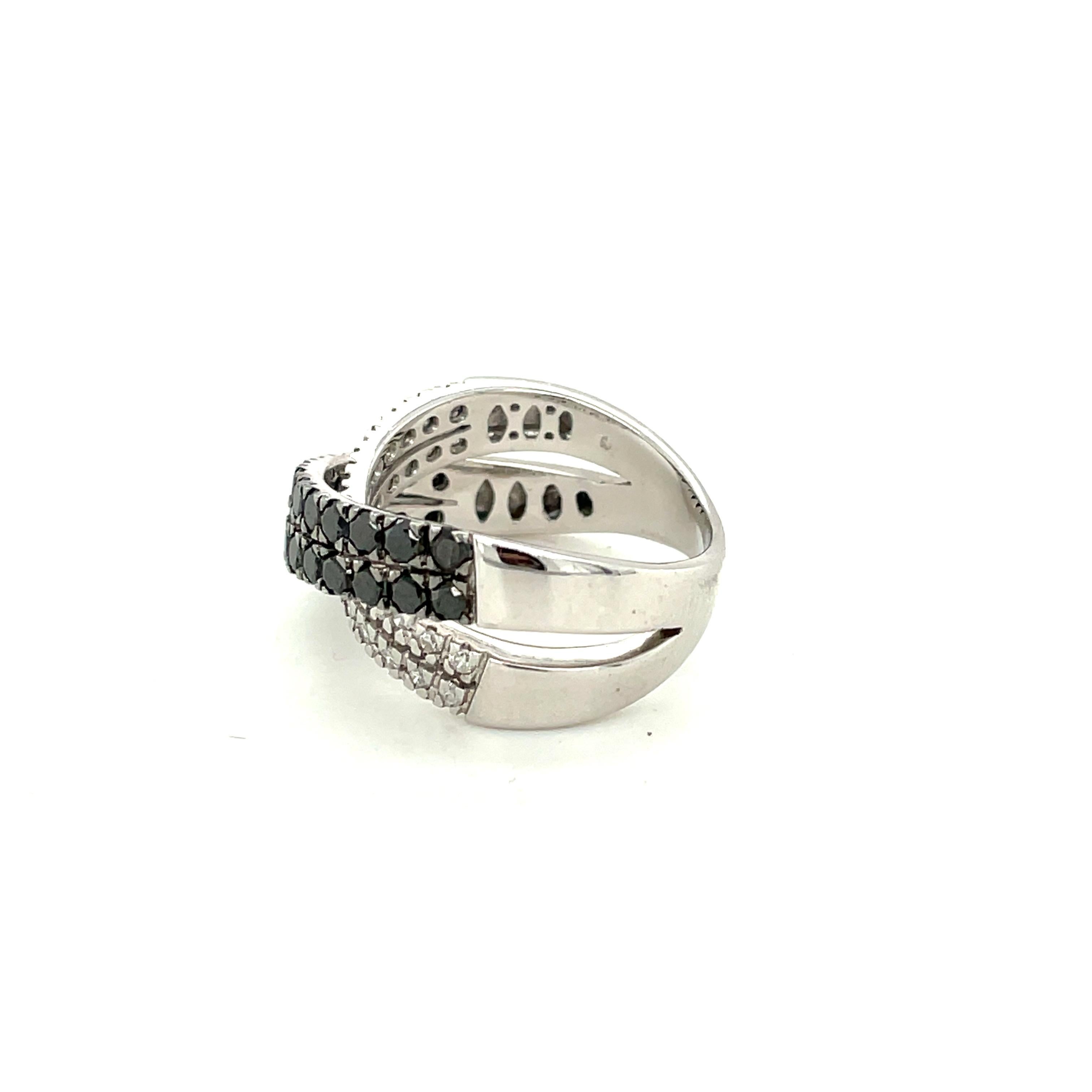 Überlappungsring aus 18 Karat Weißgold mit schwarzen und weißen Diamanten (Rundschliff) im Angebot