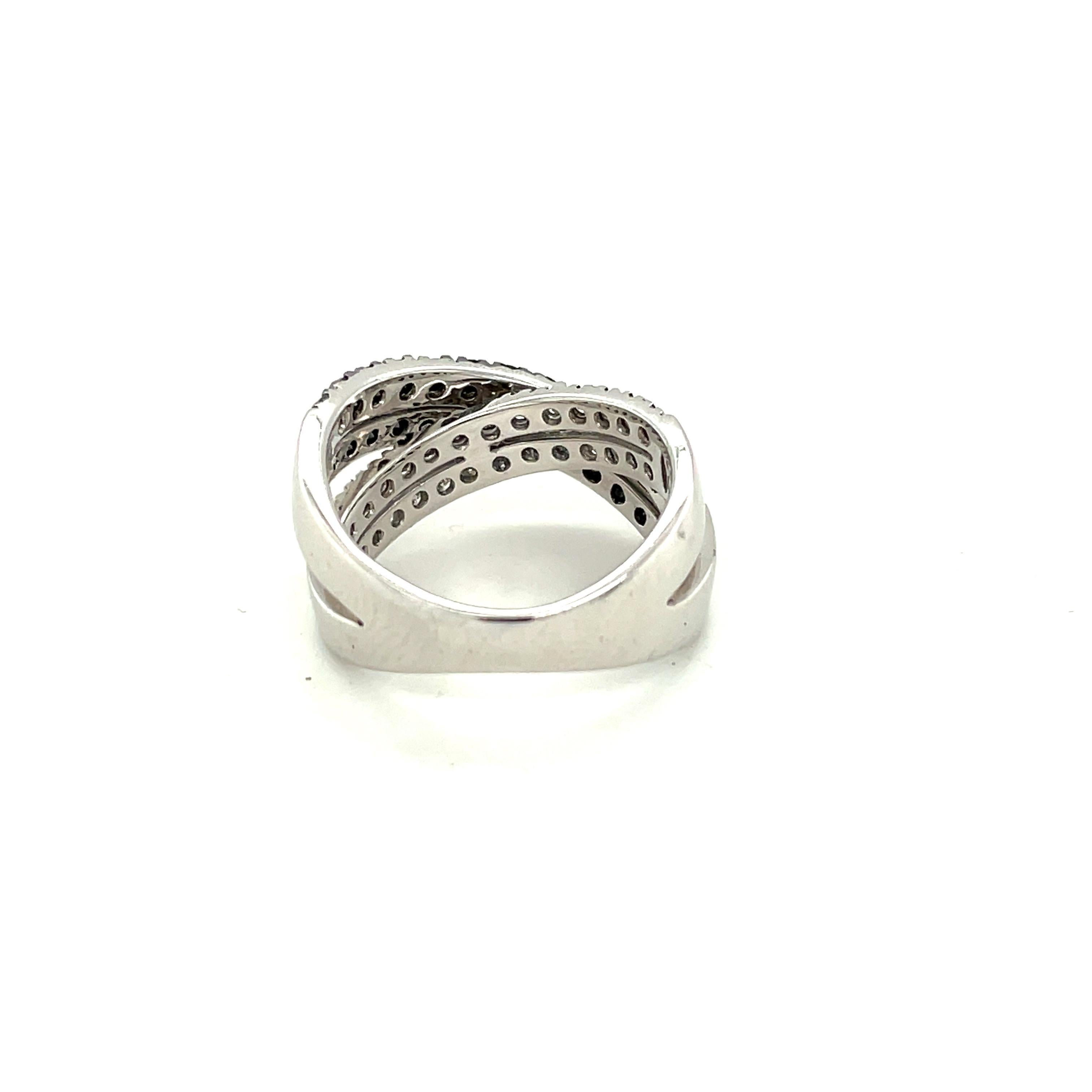 Überlappungsring aus 18 Karat Weißgold mit schwarzen und weißen Diamanten im Zustand „Neu“ im Angebot in New York, NY