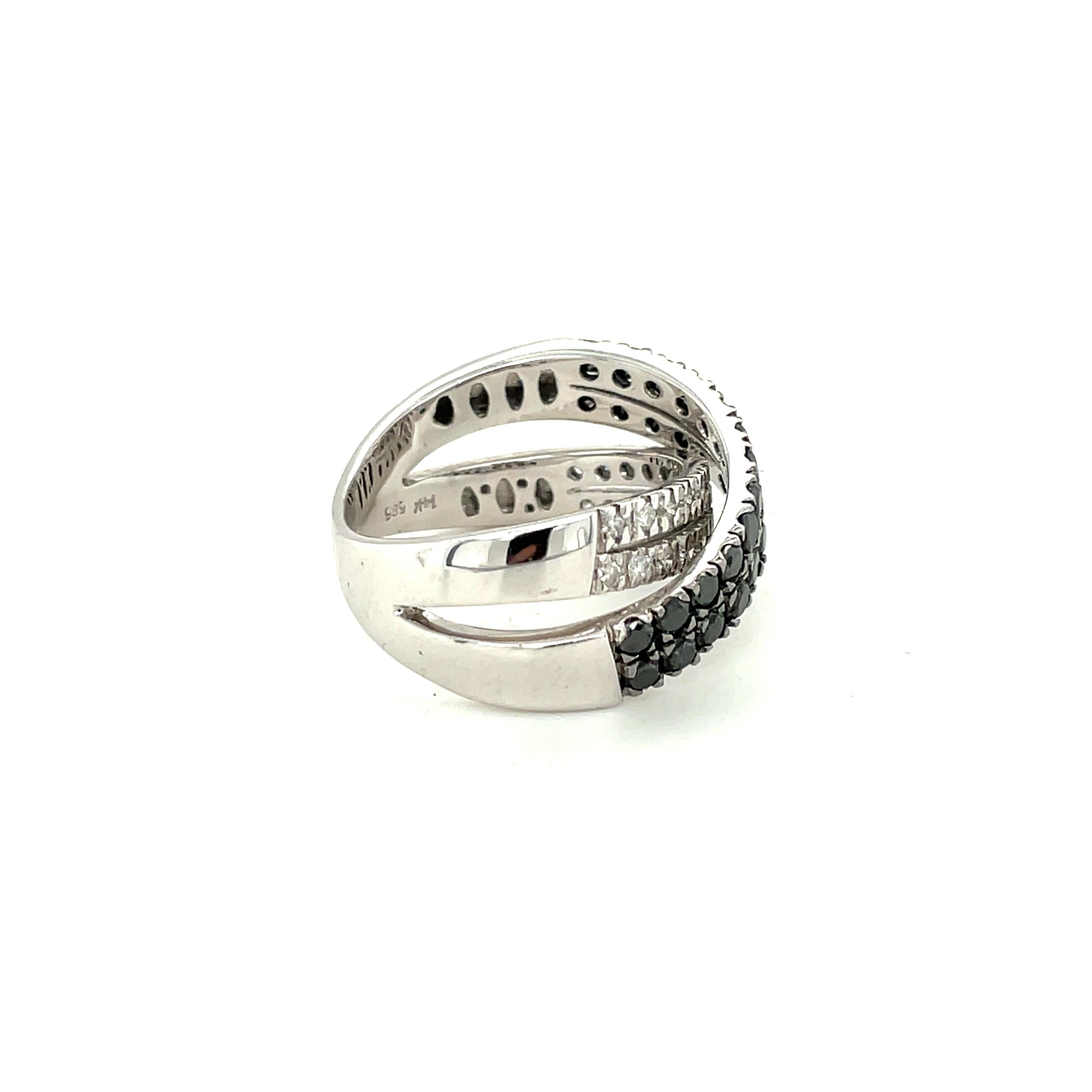 Überlappungsring aus 18 Karat Weißgold mit schwarzen und weißen Diamanten Damen im Angebot