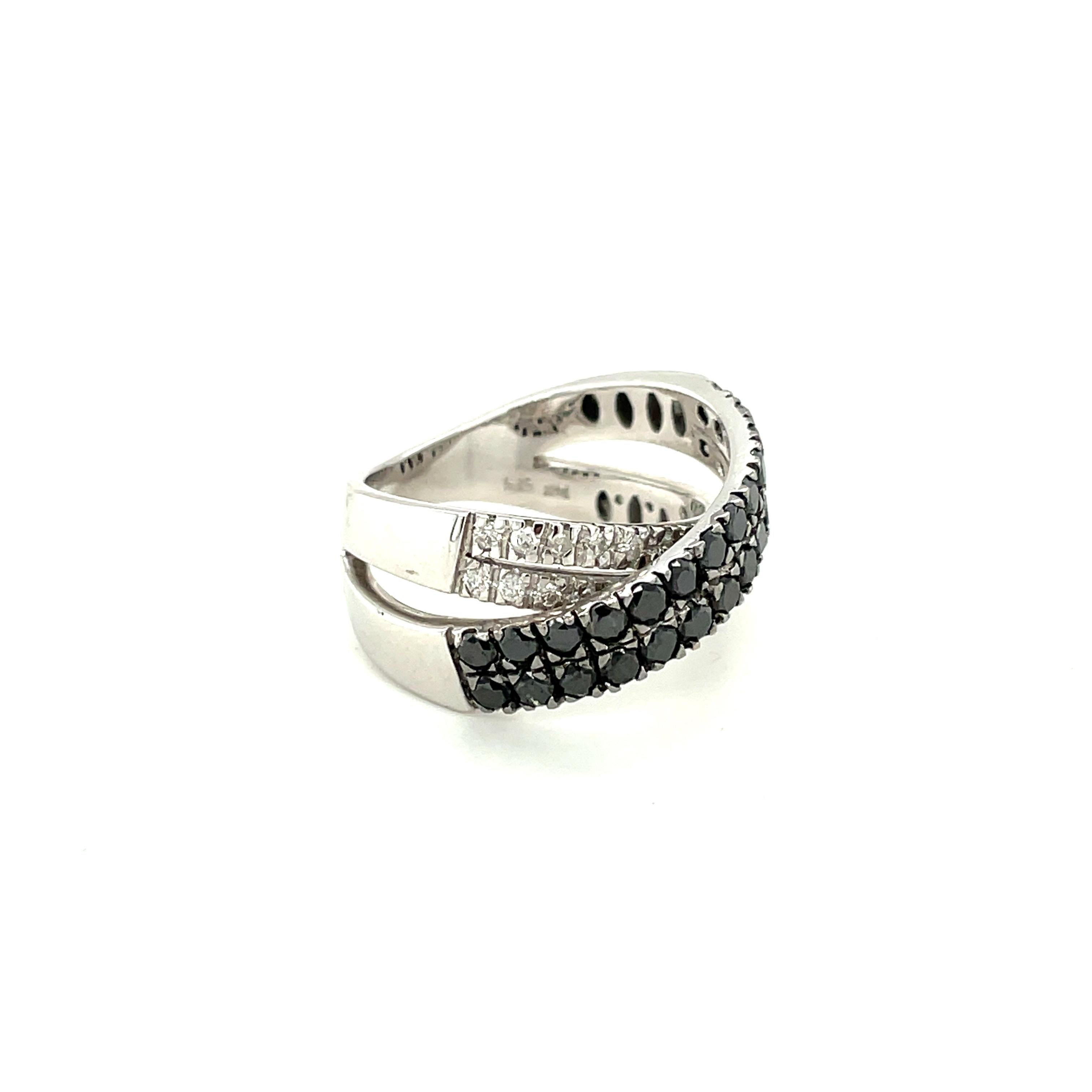 Überlappungsring aus 18 Karat Weißgold mit schwarzen und weißen Diamanten im Angebot 1