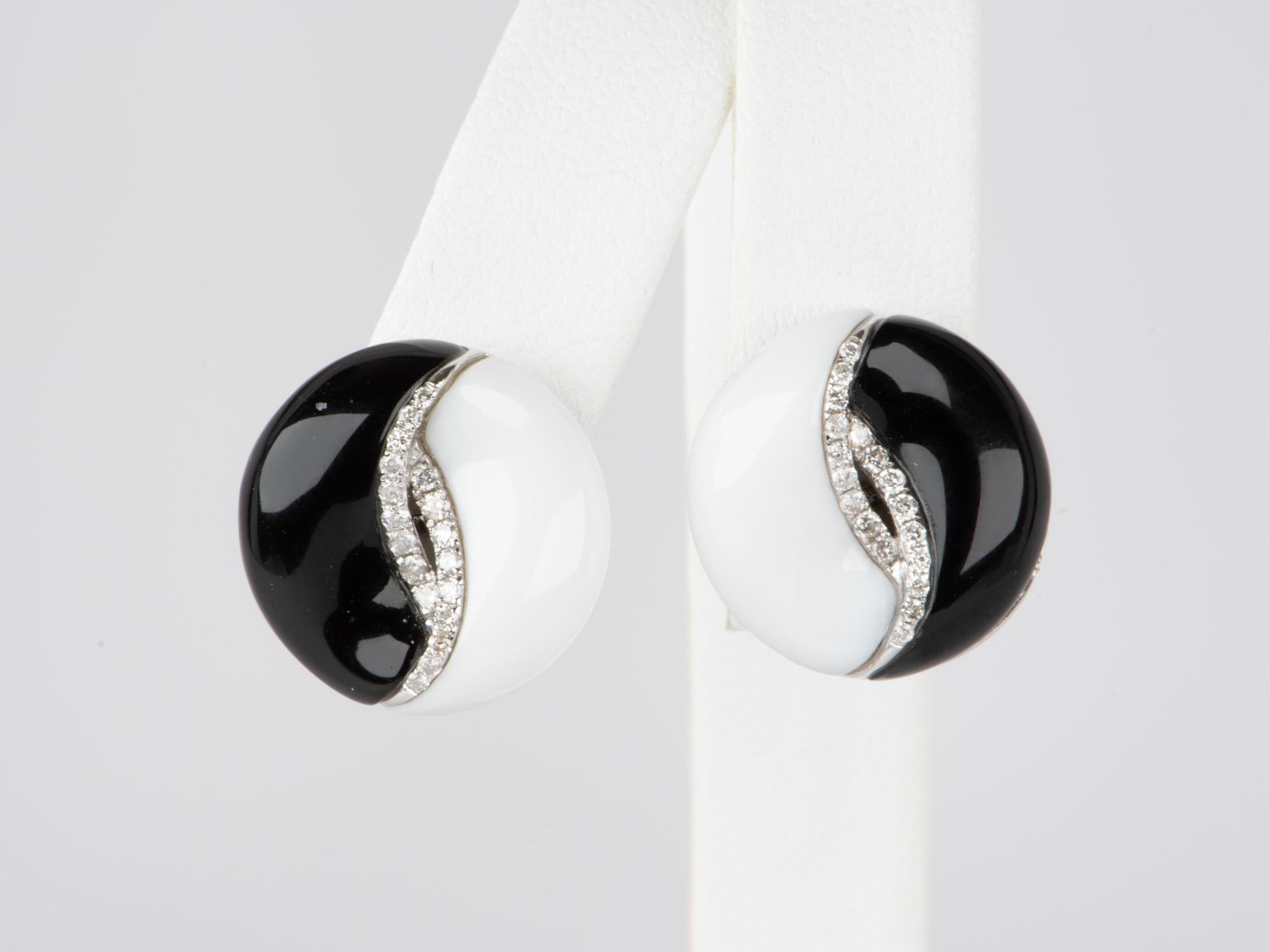 ♥ 14K White Gold Black and White Onyx Earrings with Diamond
♥ Each earring measures about 17mm in size

♥ Material: 14K Gold
♥ Gemstone: Onyx; Diamond, 0.25ct