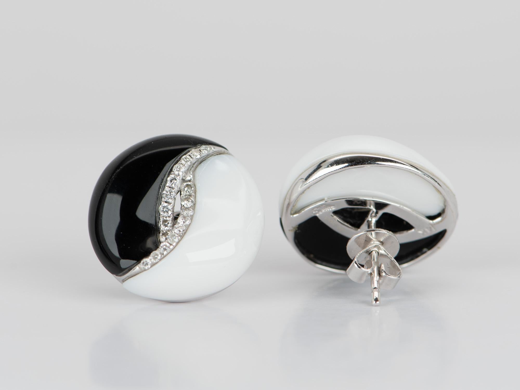 14K White Gold Black and White Onyx Earrings with Diamond R3216 In New Condition For Sale In Osprey, FL