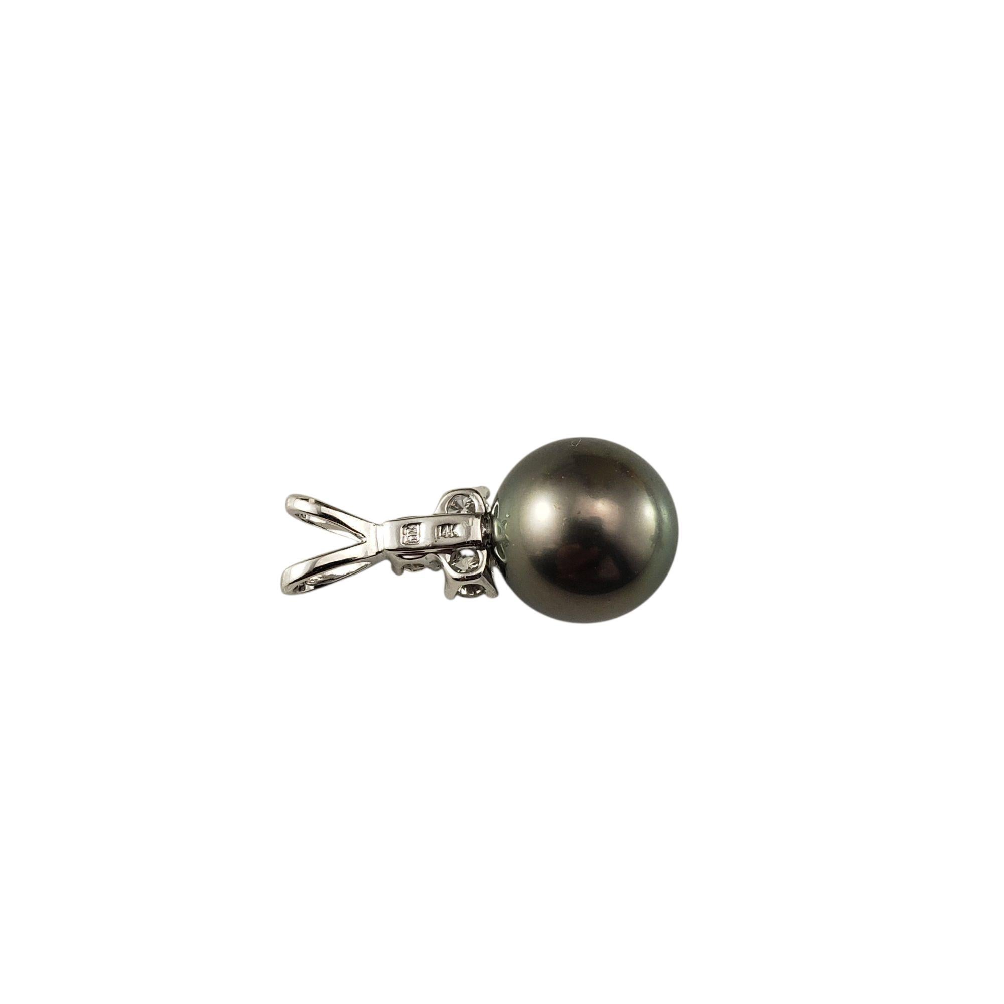 Pendentif en or blanc 14K avec perles noires et diamants

Cet élégant pendentif en or blanc 14 carats est orné d'une perle noire lumineuse (9 mm) rehaussée de trois diamants étincelants, qui ajoutent la juste dose d'éclat et de contraste. Un