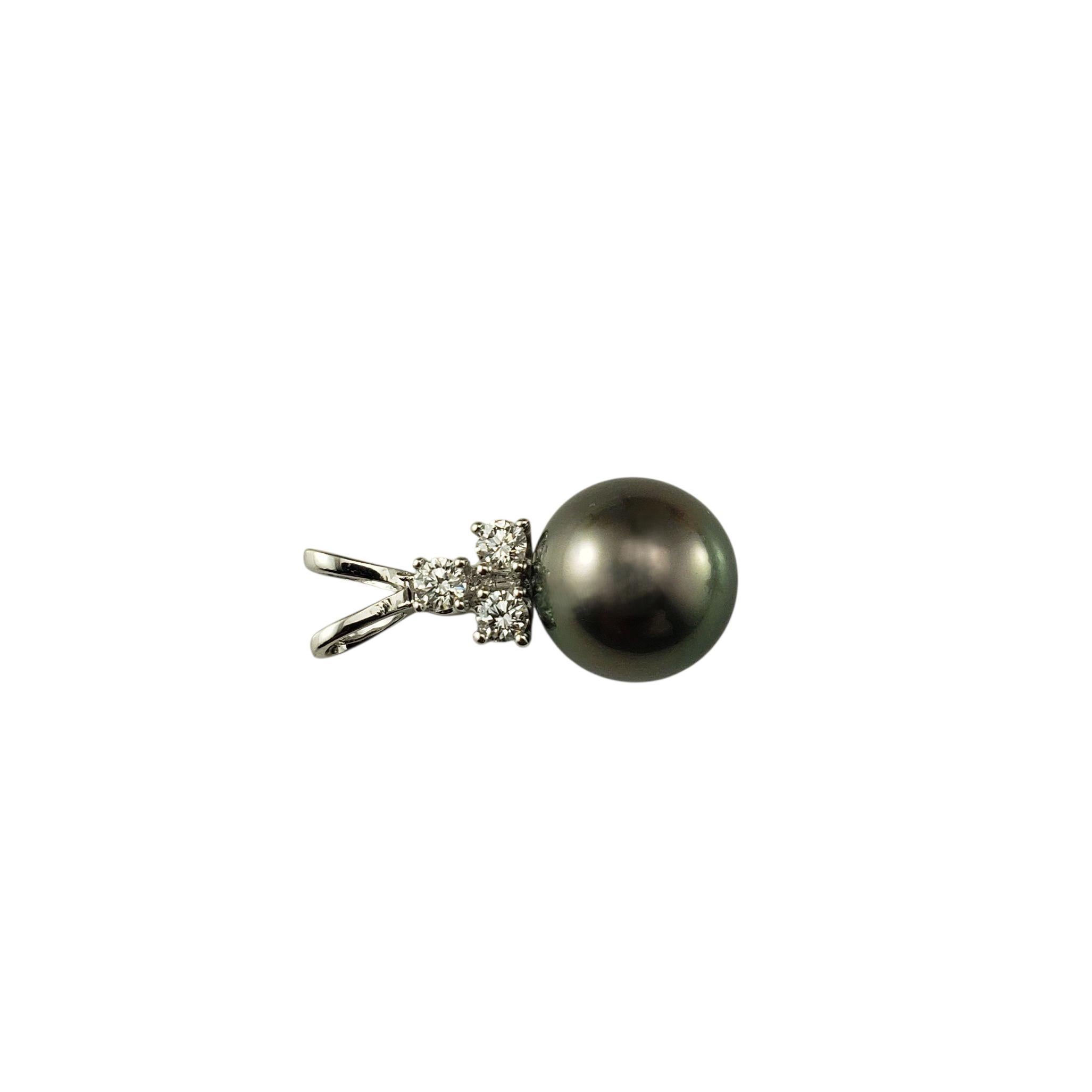 Taille brillant Pendentif en or blanc 14K avec perles noires et diamants #22869 en vente