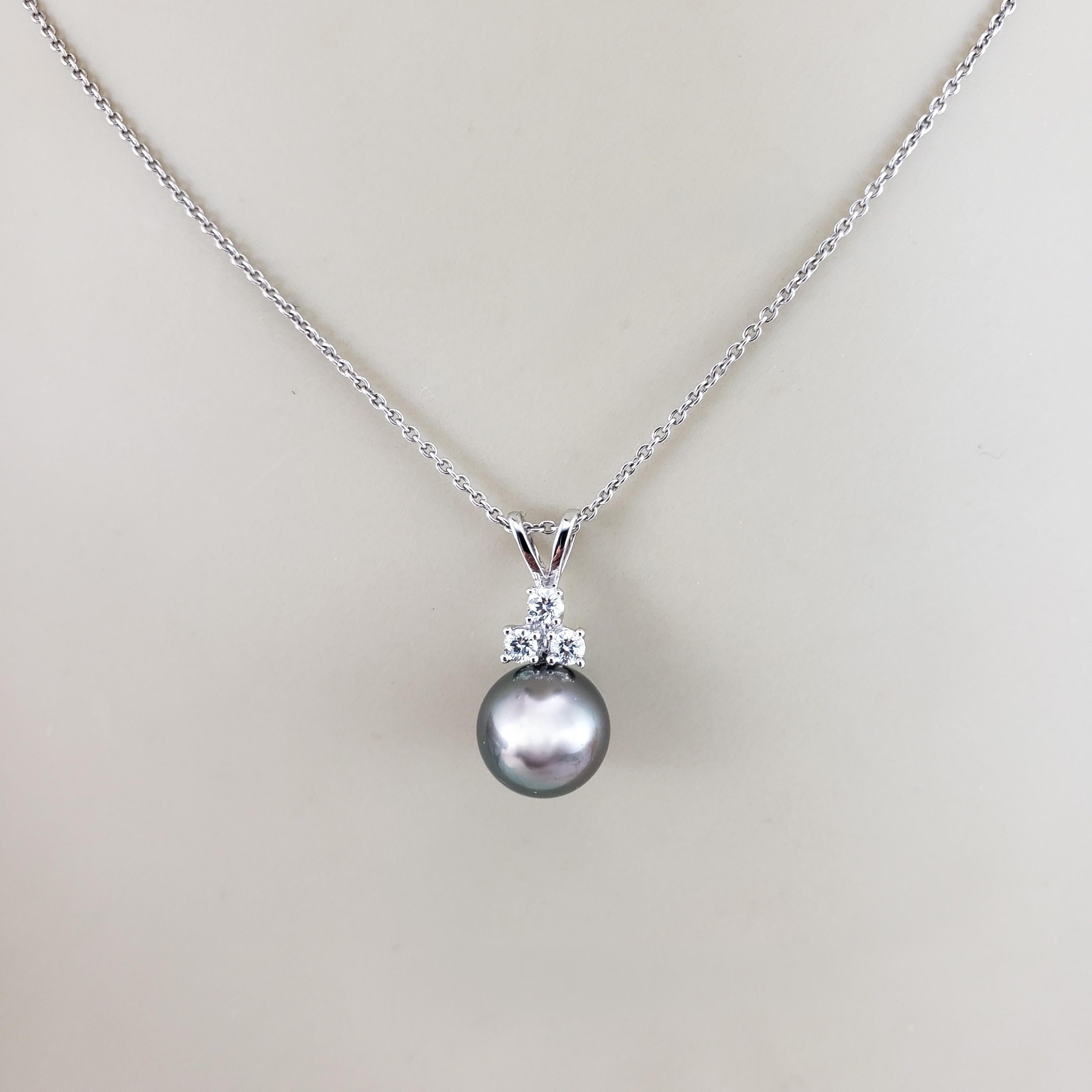 Pendentif en or blanc 14K avec perles noires et diamants #22869 en vente 1