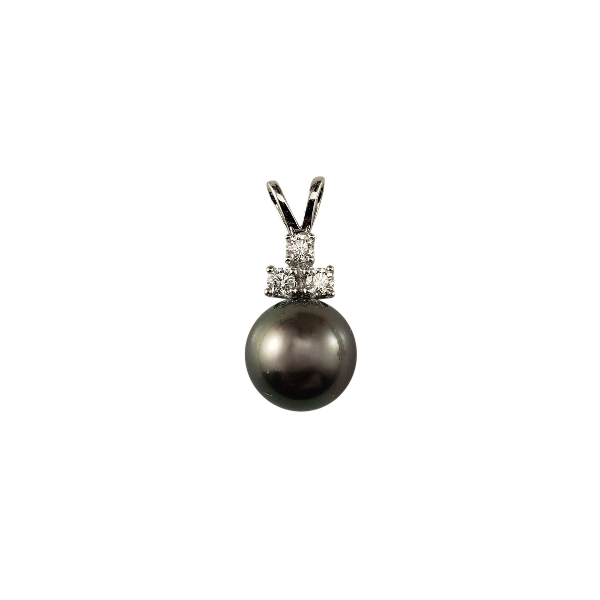Pendentif en or blanc 14K avec perles noires et diamants #22869 en vente