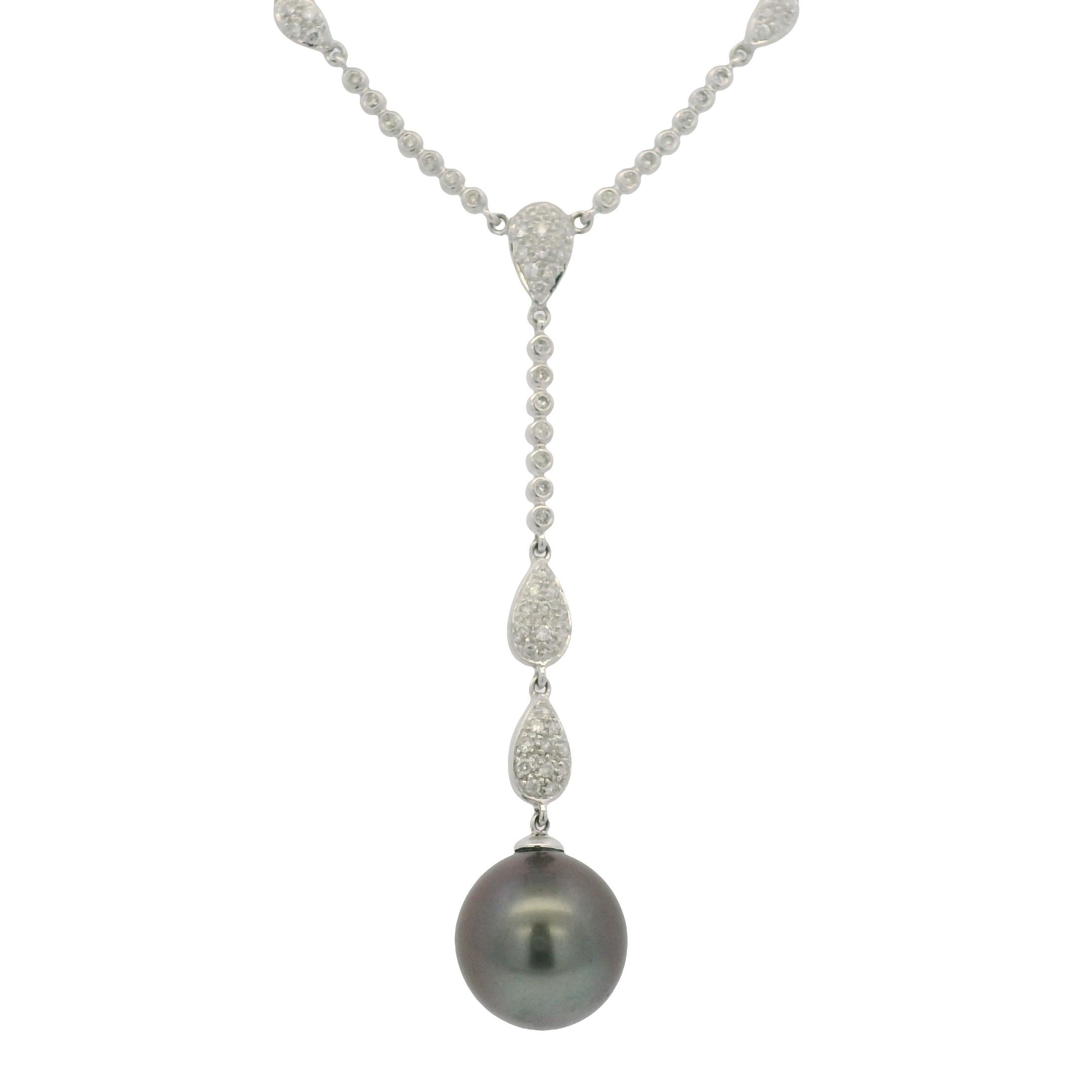 Collana con perle nere e diamanti in pavé in oro bianco 14k

Prodotto: Collana con perle e diamanti
Materiale: oro bianco 14k
Dettagli della perla: La perla misura circa 11,9 mm
Dettagli sui diamanti: Ci sono circa 0,58 carati di diamanti rotondi