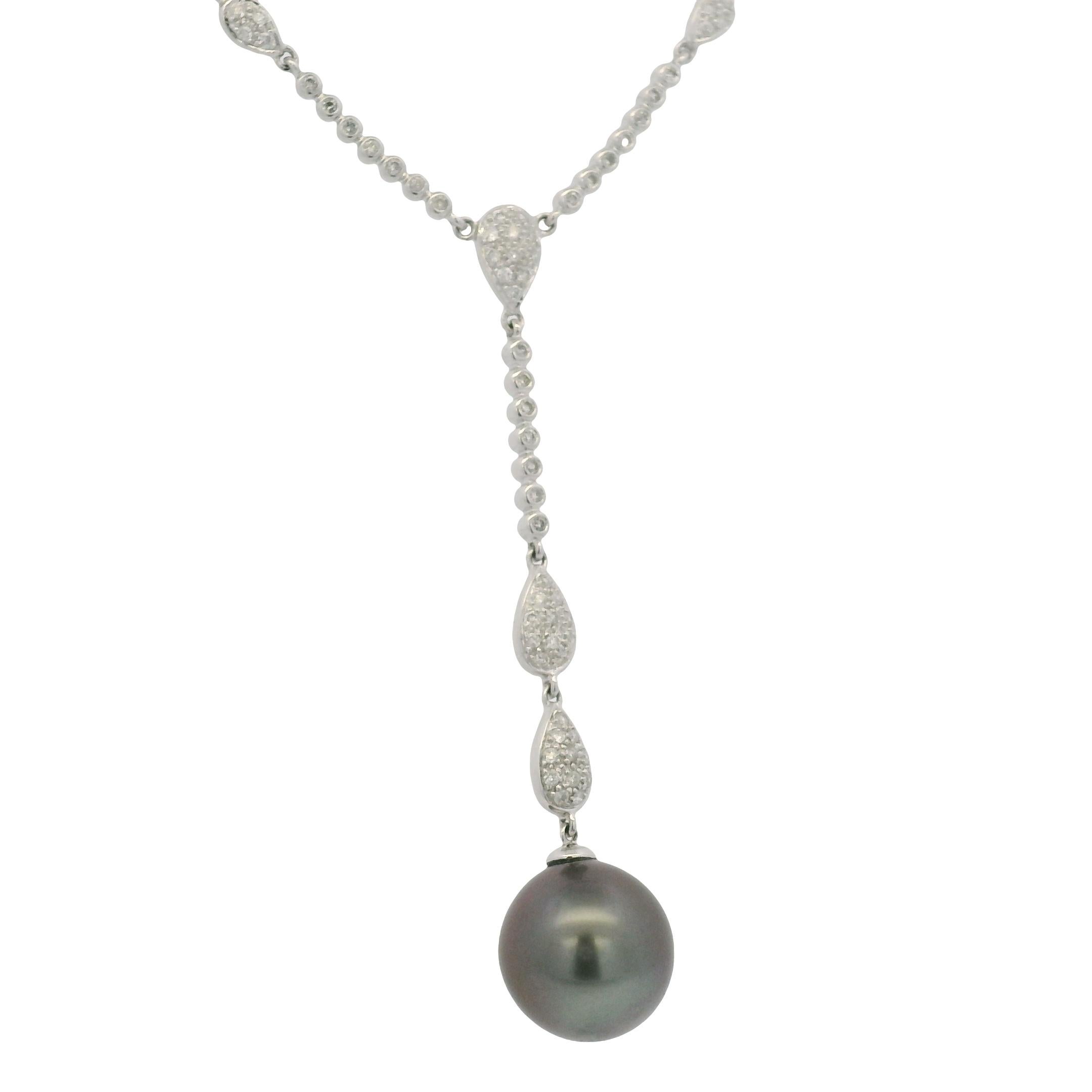Moderno Collana con perle nere e diamanti in pavé in oro bianco 14k in vendita