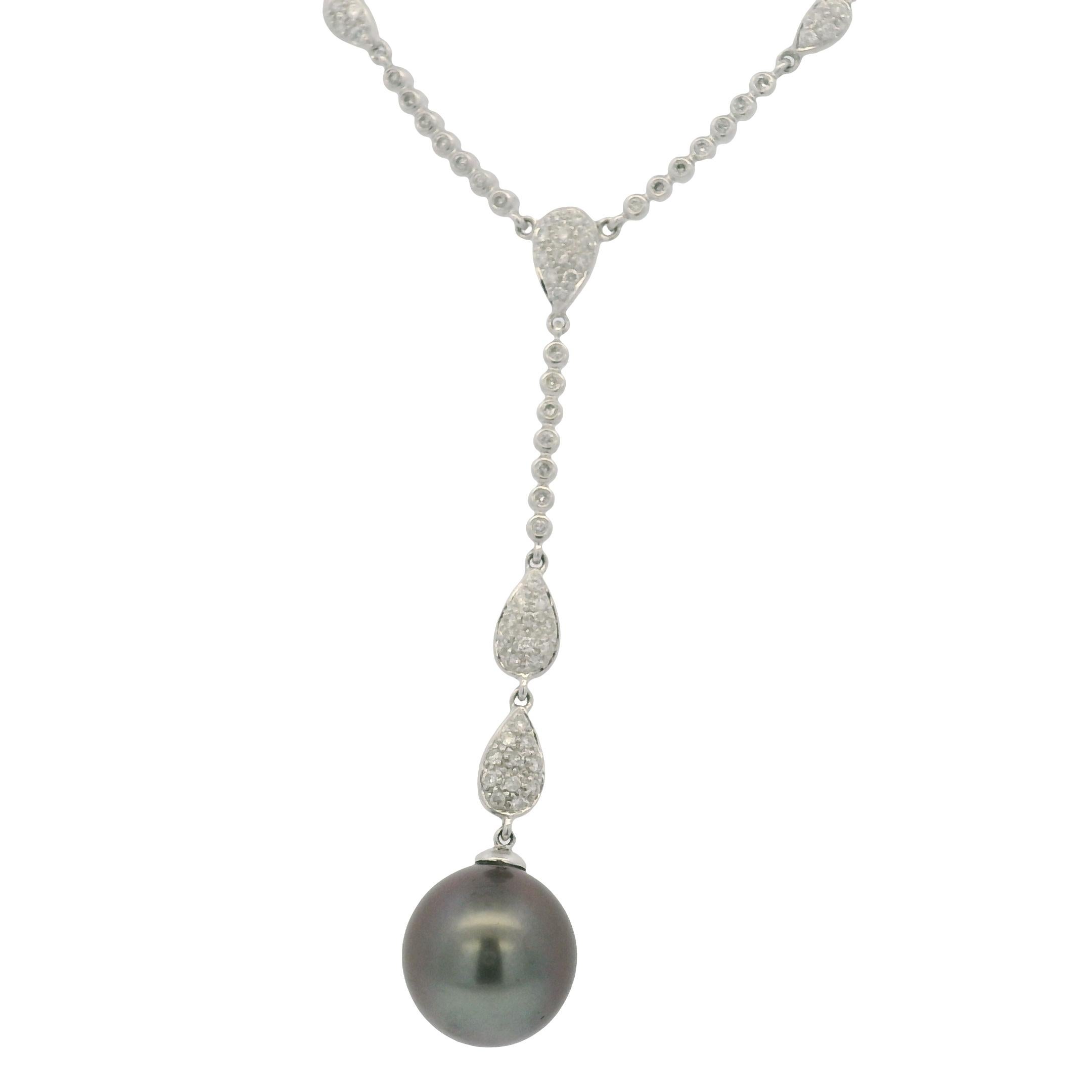Taglio rotondo Collana con perle nere e diamanti in pavé in oro bianco 14k in vendita