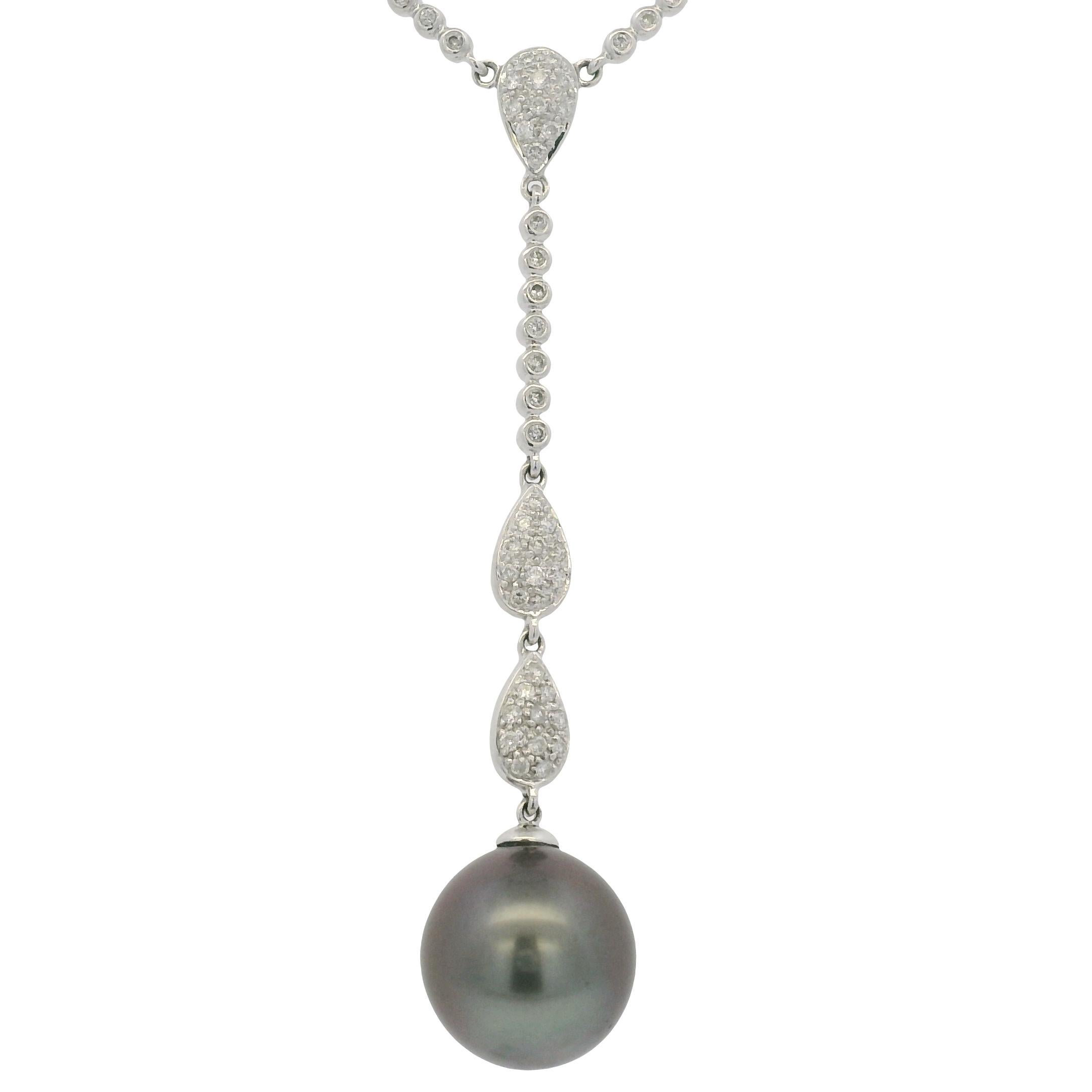 Collana con perle nere e diamanti in pavé in oro bianco 14k In condizioni ottime in vendita a Boca Raton, FL