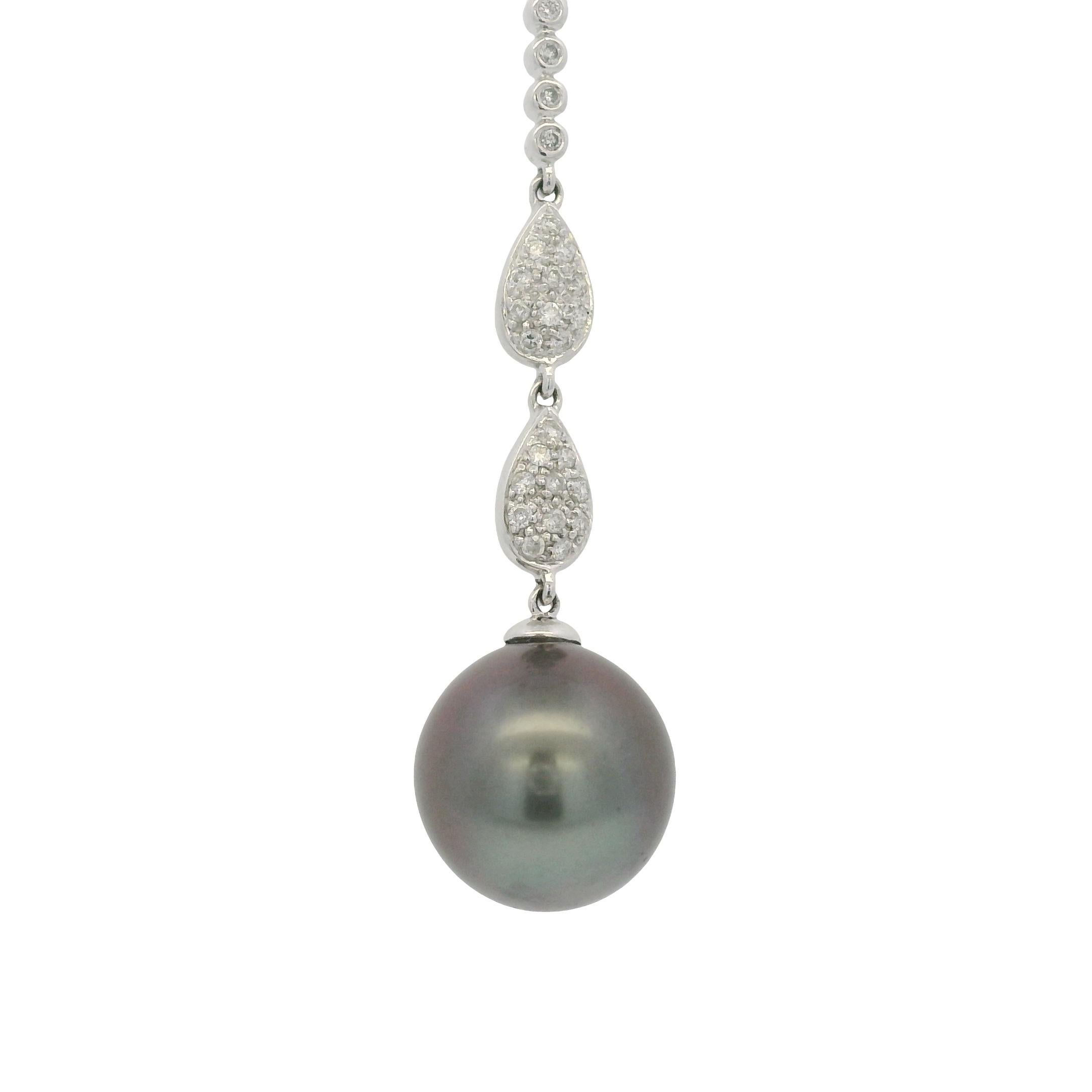 Collana con perle nere e diamanti in pavé in oro bianco 14k in vendita 1