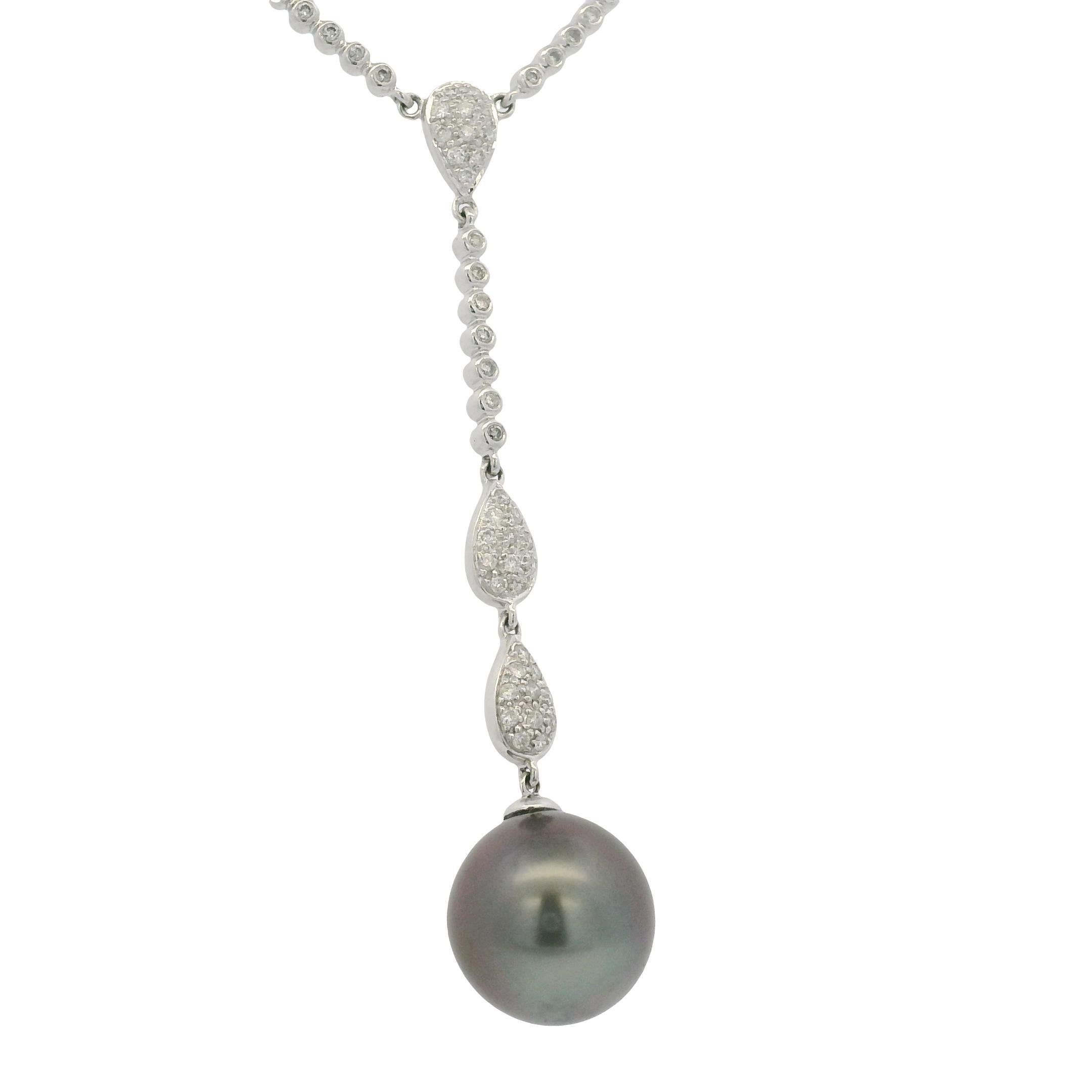 Collana con perle nere e diamanti in pavé in oro bianco 14k in vendita 3