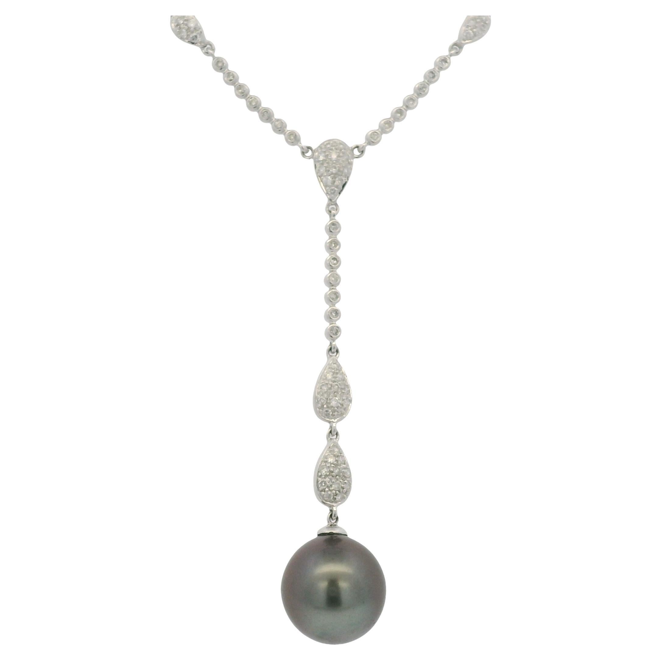Collana con perle nere e diamanti in pavé in oro bianco 14k