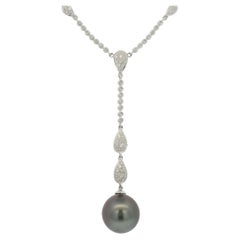Collana con perle nere e diamanti in pavé in oro bianco 14k