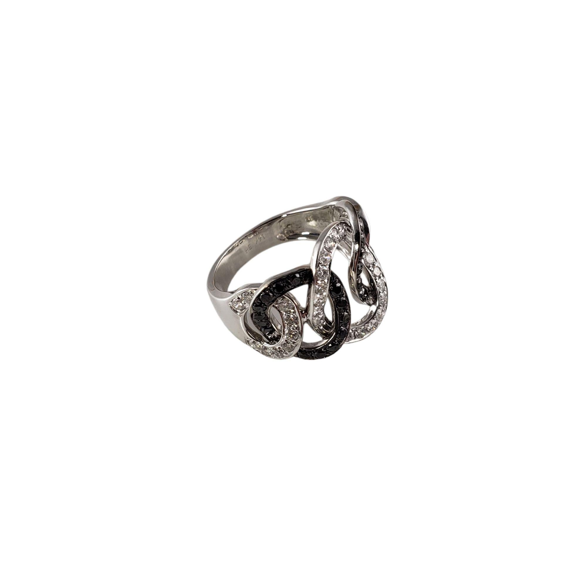 14k White Gold Black White Diamond Interlocking Ring #13887 In Good Condition For Sale In Washington Depot, CT