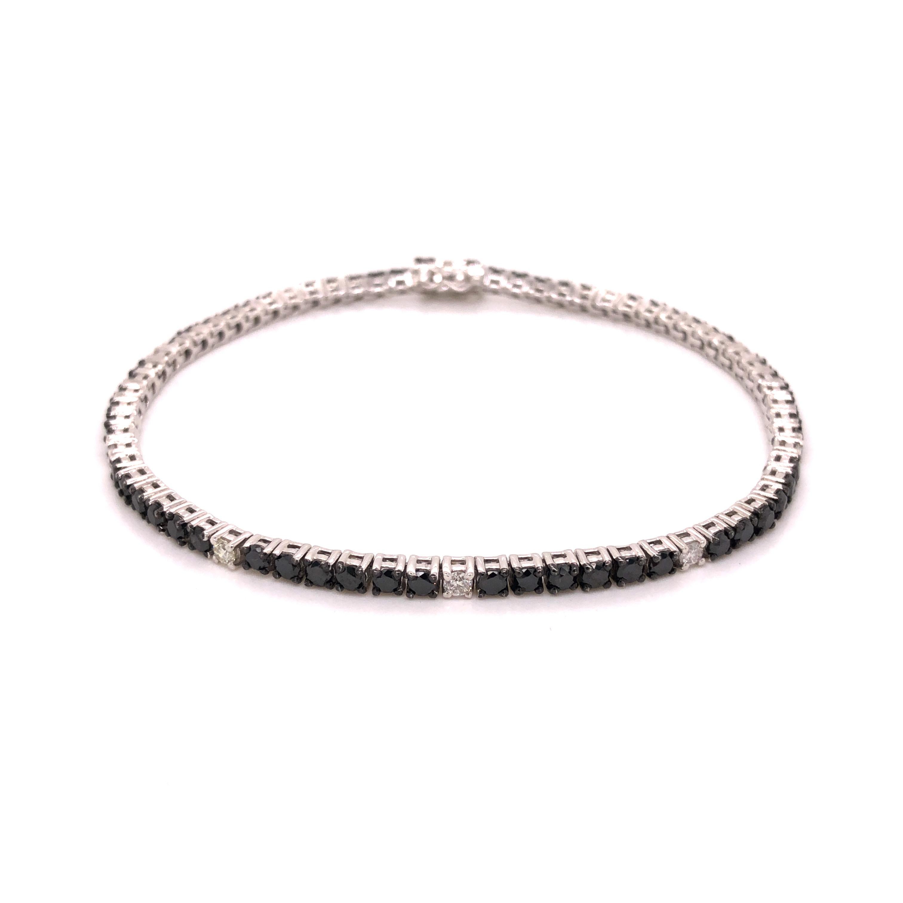 14 Karat White Gold Black and White Diamond Tennis Bracelet In New Condition In New York, NY