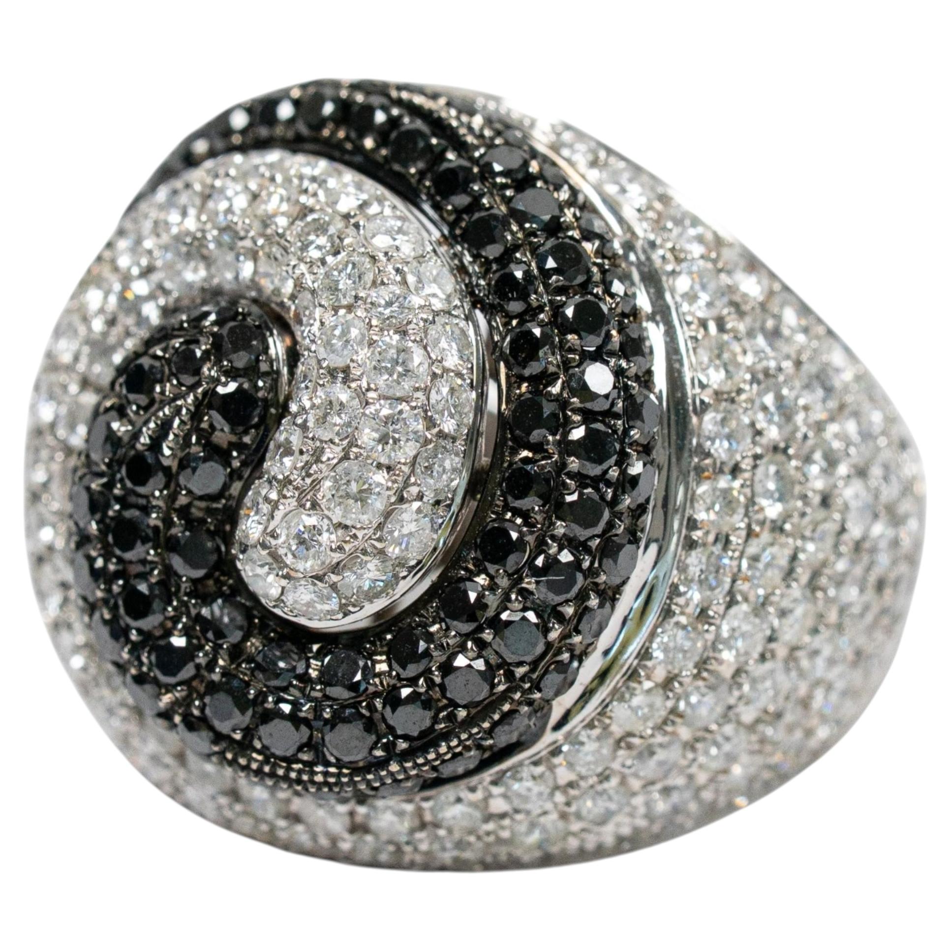 Anello da cocktail con pavé di diamanti rotondi in oro bianco e nero 14 carati in vendita