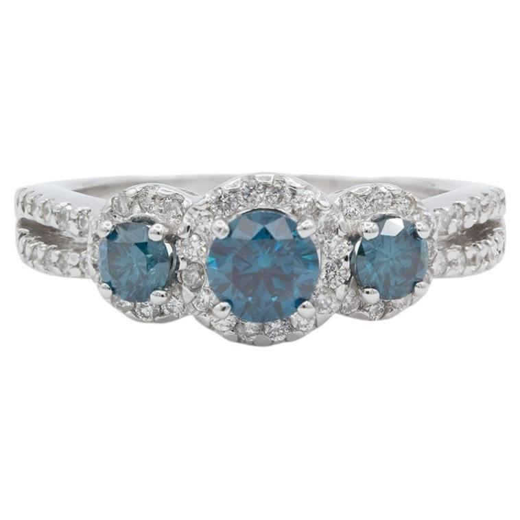 Anillo de compromiso con halo de diamantes azules de oro blanco de 14k 1,33 ctw Diamante irradiado de 3 piedras