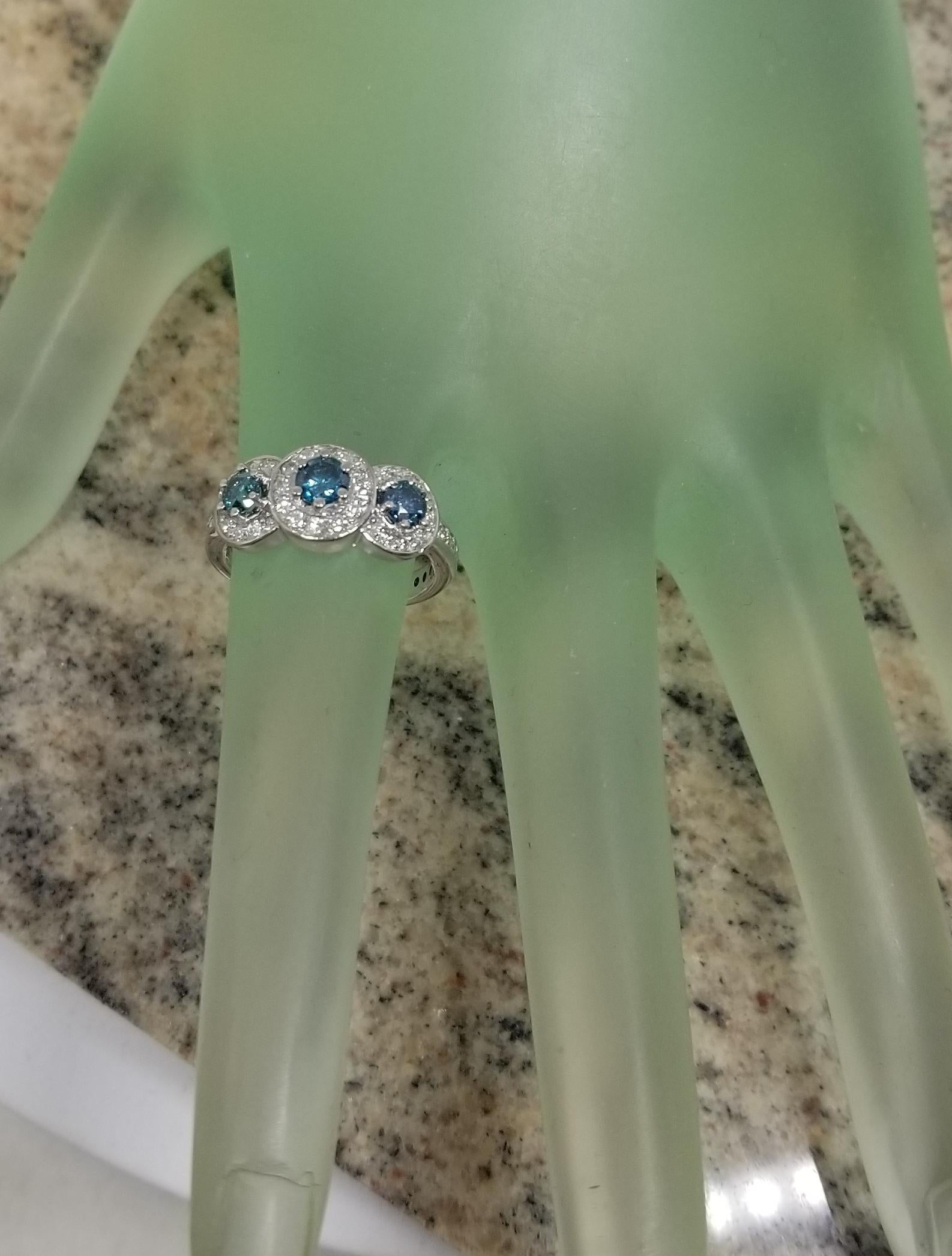 14k White Gold Blue Diamonds Set with White Diamonds Around the Center Diamonds In New Condition For Sale In Los Angeles, CA