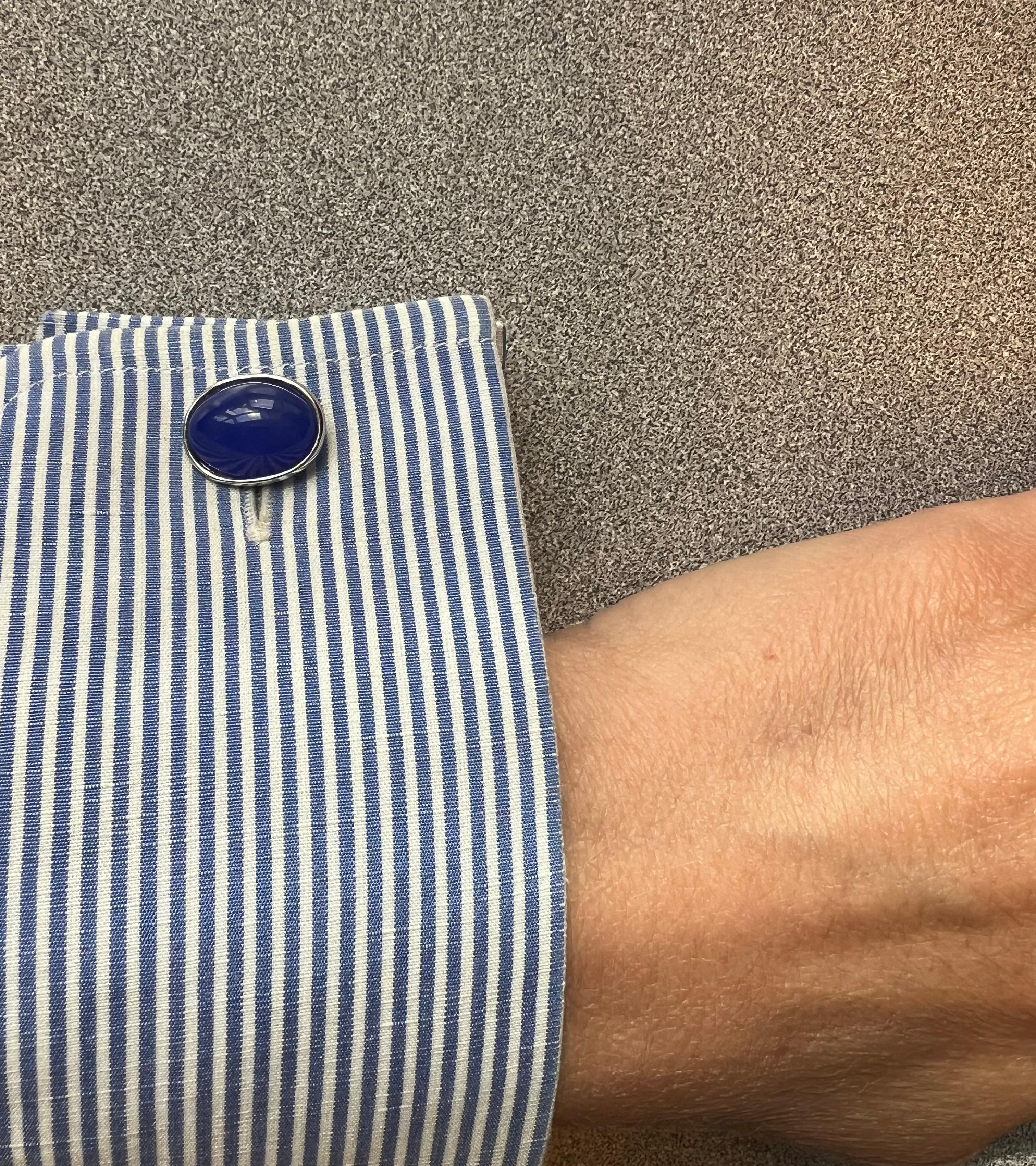 Questi raffinati gemelli da polso presentano cabochon ovali di onice blu incastonati in un elegante oro bianco 14 carati, offrendo un accessorio sofisticato e senza tempo per qualsiasi occasione formale. Le ricche pietre di onice blu sono lucidate