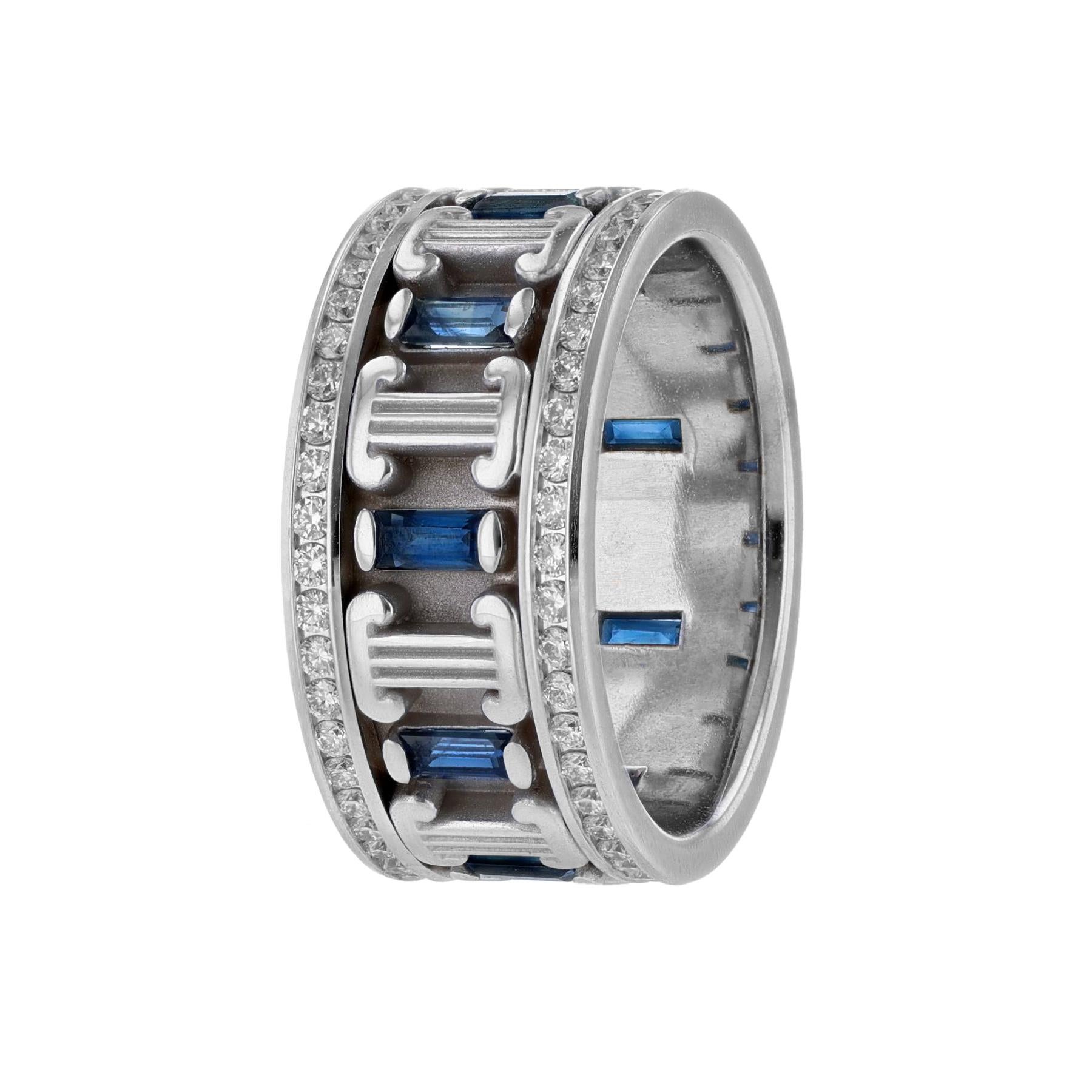 Questo anello è realizzato in oro bianco 14K e presenta 9 zaffiri blu taglio smeraldo del peso di 1,40 carati. Presenta inoltre 2 file di 92 diamanti a taglio rotondo per un peso di 1,13 carati.  Con un grado di colore (H) e un grado di purezza