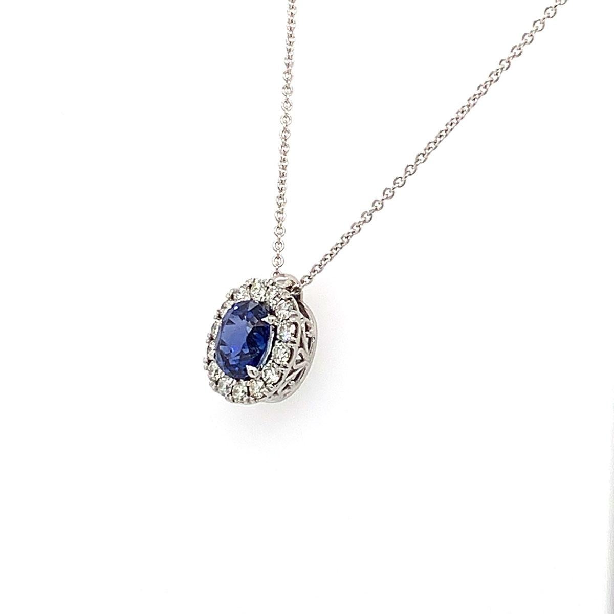 Cet extraordinaire pendentif en or blanc 14k présente un saphir bleu royal en forme de coussin de qualité précieuse, d'un poids total de 2,01 carats  encadré dans un halo de diamants brillants. Ce pendentif est idéal pour les occasions spéciales.