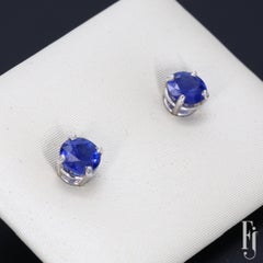 Boucles d
oreilles en or blanc 14k et saphir bleu
