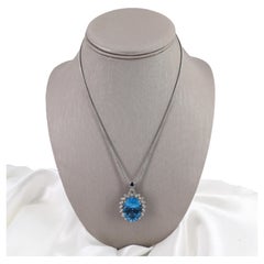 Collar de oro blanco de 14 quilates con topacio azul y diamantes