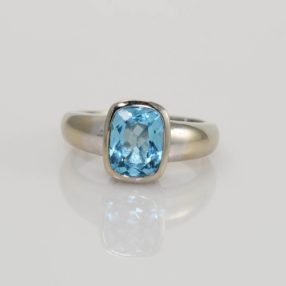 14k White Gold Blue Topaz Ring, 2.50ct In Excellent Condition For Sale In Laguna Beach, CA