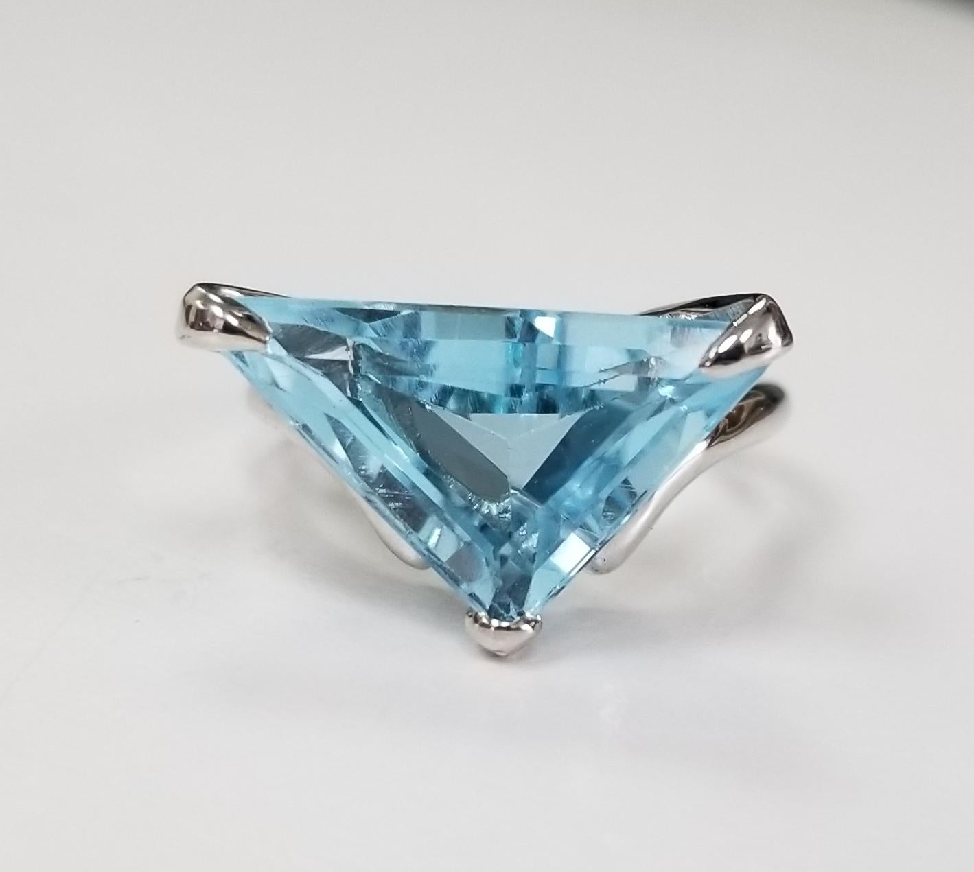 14 Karat White Gold Blue Topaz Triangular Cut In New Condition In Los Angeles, CA