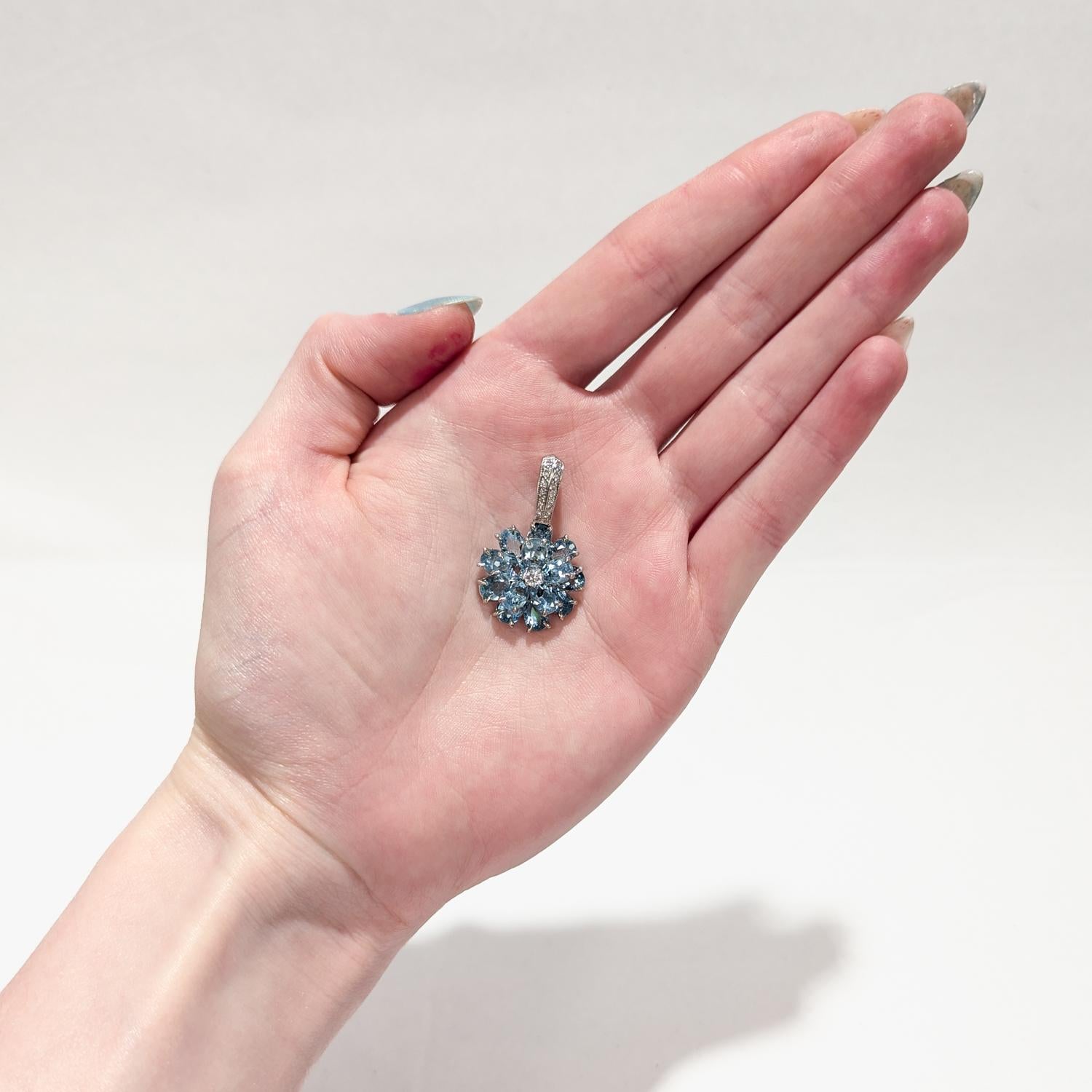 Moderno Ciondolo a forma di fiore in oro bianco 14k, tormalina blu e diamante in vendita