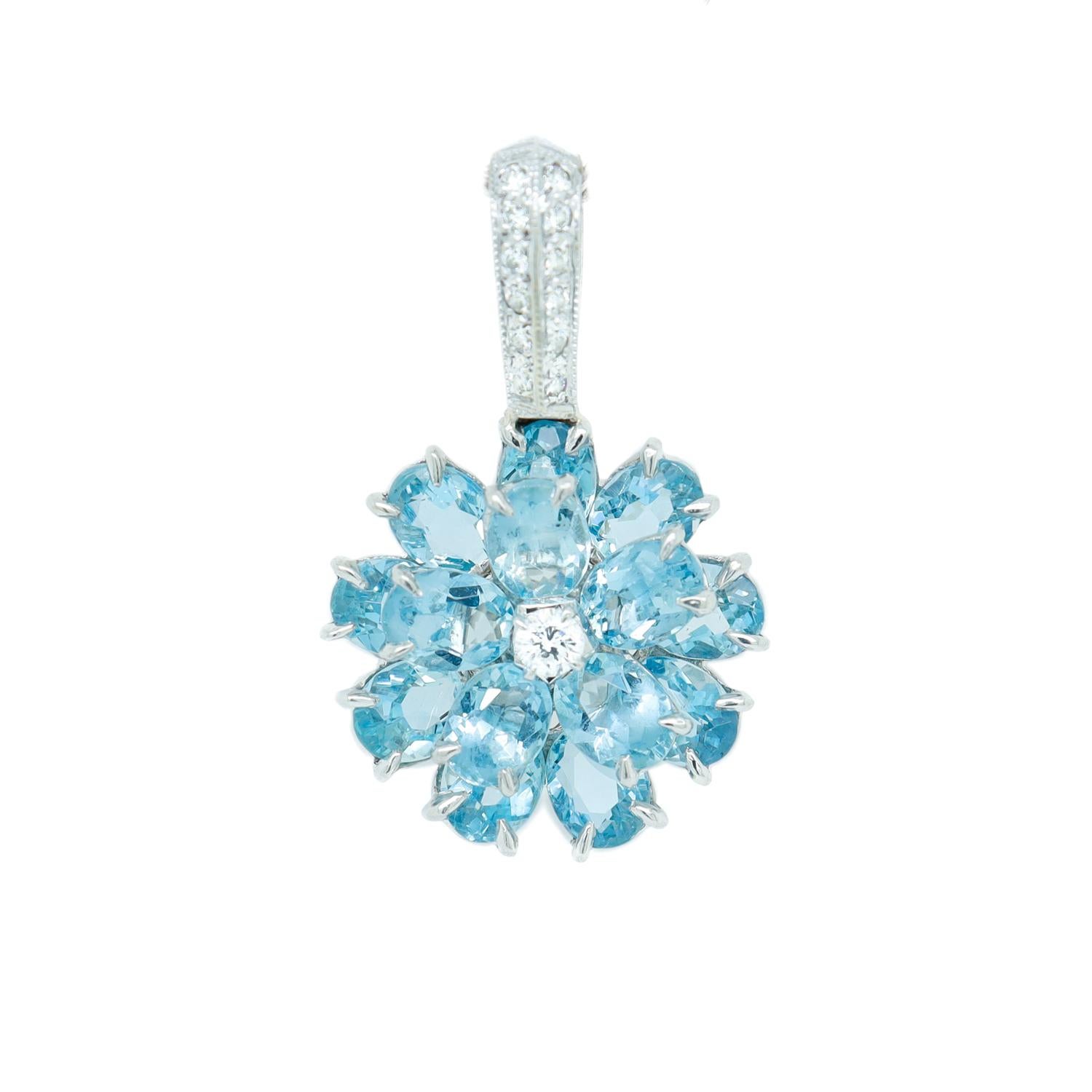 Taglio brillante Ciondolo a forma di fiore in oro bianco 14k, tormalina blu e diamante in vendita