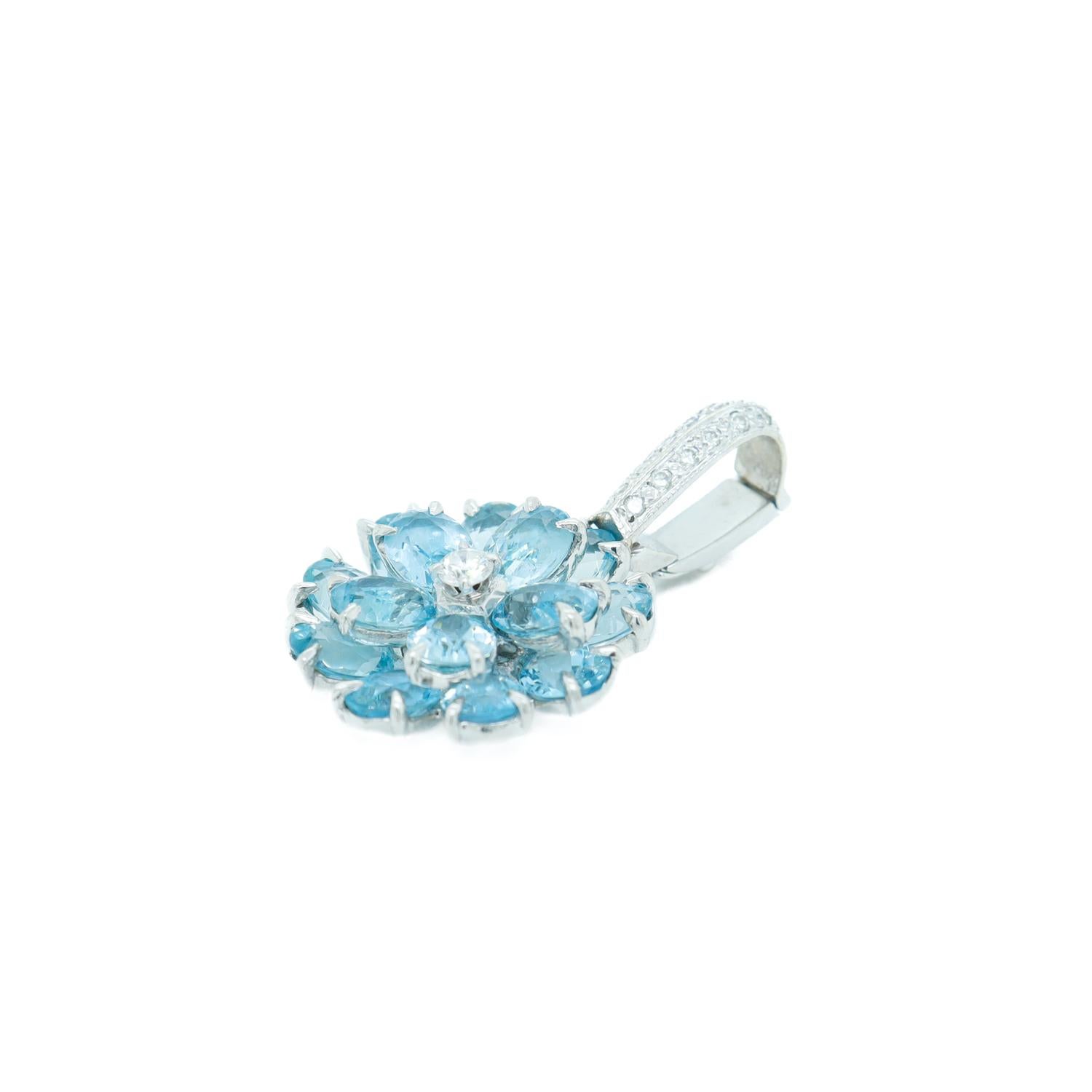 Donna Ciondolo a forma di fiore in oro bianco 14k, tormalina blu e diamante in vendita