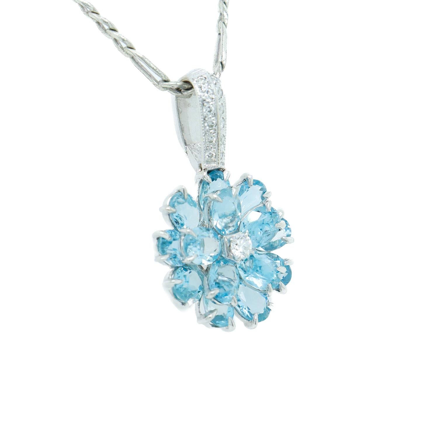 Ciondolo a forma di fiore in oro bianco 14k, tormalina blu e diamante in vendita 2